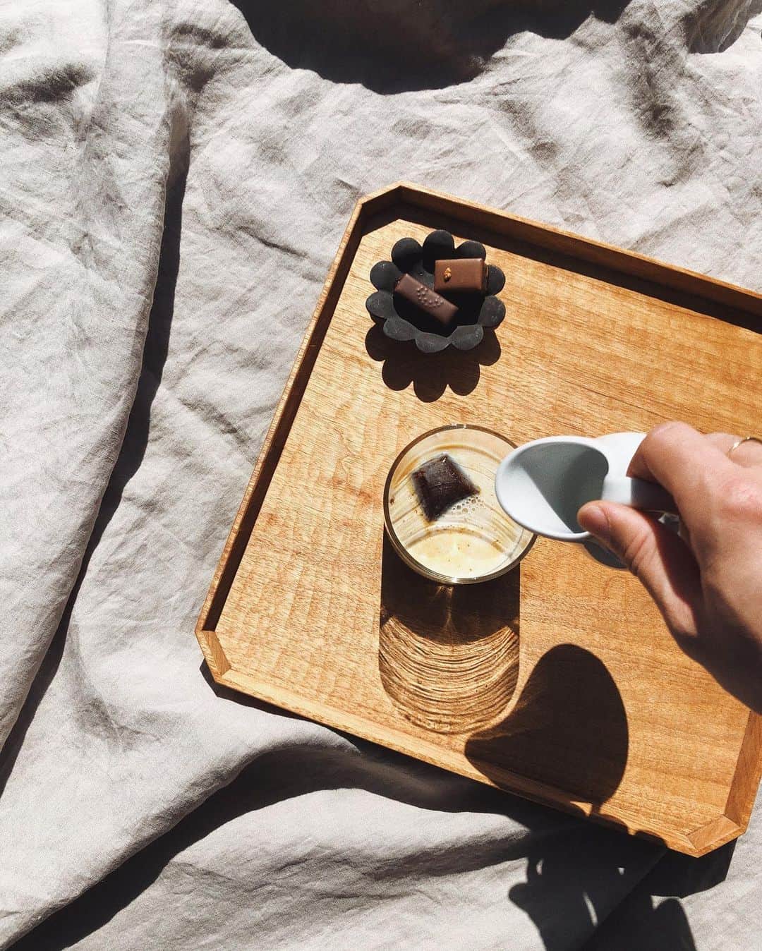 陣内勇人のインスタグラム：「. バレンタインに エスプレッソキューブは 乙。 (こんな画期的なん考えたん誰。  recipeにはない 追いミルクがオススメ。  ラテ☕︎はミルク重要。 (今日は木次パスチャライズ。  #icelatte #coffee #espresso」