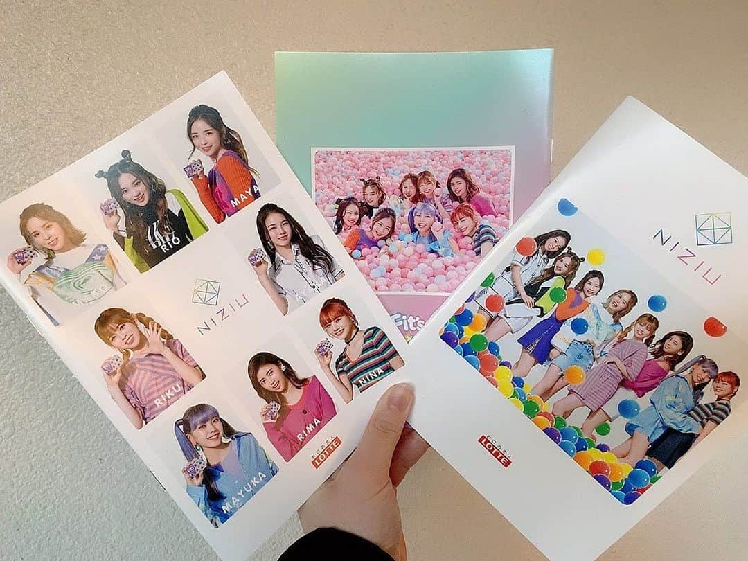 小山星流のインスタグラム：「わーいわーい可愛いほんとにかわ！  #niziu #ローソン　#lotte #withu」