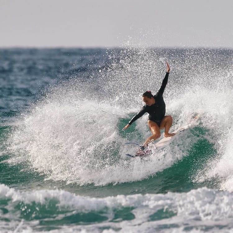 カリッサ・ムーアのインスタグラム：「High five to the good news today shared by @wsl ✋🏽Four events happening in Australia, a few new locations and @jessmileydyer being elevated to role of SVP, Tours and Head of Competition! The show is back on 💃 pic: @doitdiggs」