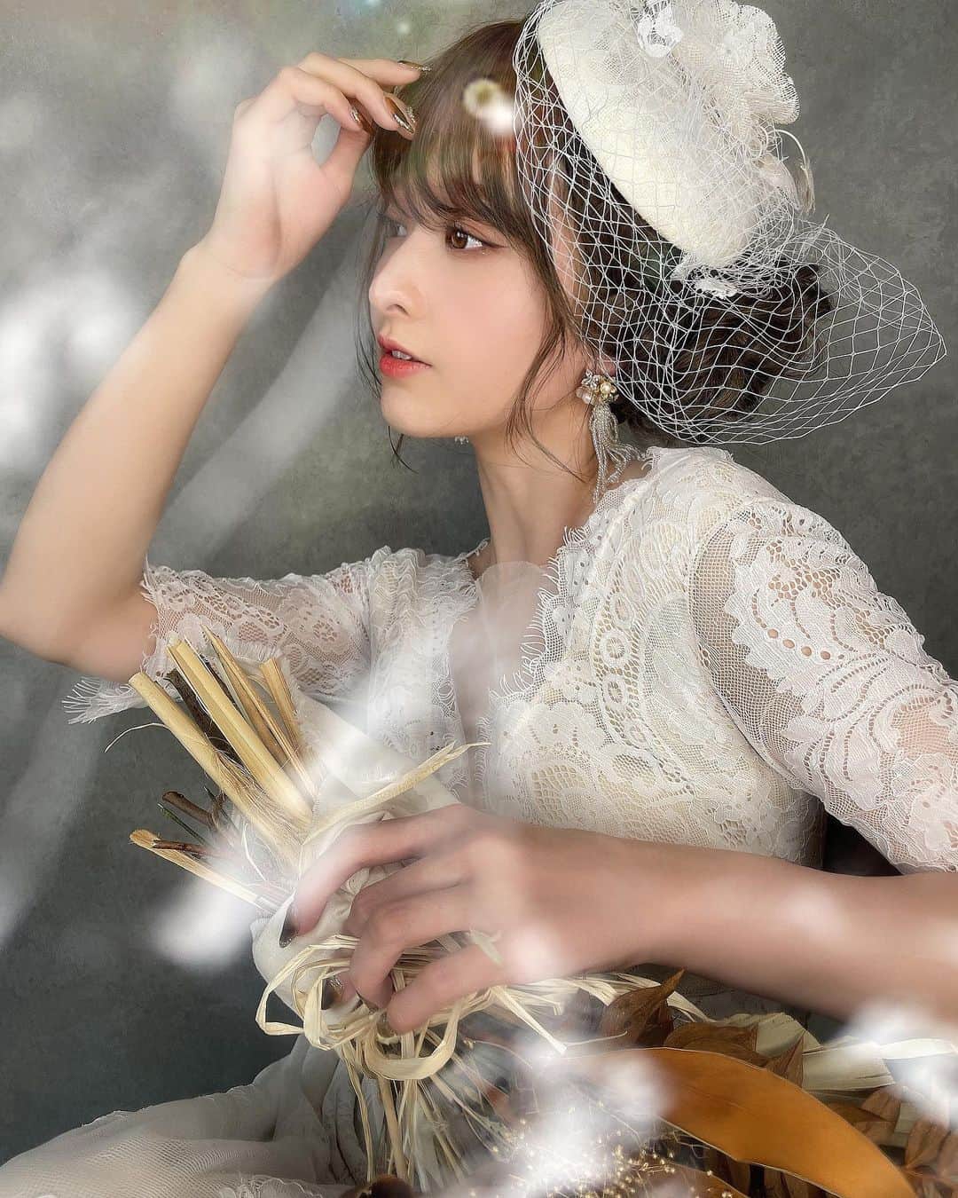 堀井大輔のインスタグラム：「・ ・ 名古屋に呼んで撮影したよ✨ ・ 服装によって、可愛いも綺麗もいける、ゆりちゃん 来てくれてありがとう♥ ・ 次いつ名古屋呼ぼう？ ・ ・ 𝑚𝑜𝑑𝑒𝑙 @yuri_99115  ℎ𝑎𝑖𝑟/𝑝ℎ𝑜𝑡𝑜 @daisuke_5511  ℎ𝑎𝑖𝑟 𝑎𝑐𝑐𝑒𝑠𝑠𝑜𝑟𝑦 @laralaura73  𝑒𝑎𝑟𝑟𝑖𝑛𝑔 @cerise_and_  𝑏𝑜𝑢𝑞𝑢𝑒𝑡 @bebu_flower  ・ ・ #エモい #クラウンヘアー#天白区#名古屋 #名古屋美容師 #美容師 #ヘアセット#セット#ヘアアレンジ #プレ花嫁 #作品撮り #ウェディングドレス #ホリーマジック #ホリージョ撮影 #ホリージョ #2021秋婚 #2021春婚 #2021夏婚 #全国のプレ花嫁さんと繋がりたい #ウェディングニュース #コテ巻き #巻き髪 #ゼクシィ2021 #アップスタイル #まとめ髪 #おだんご #編みおろし #Dressy花嫁 #プラコレ ￼ 	◦」