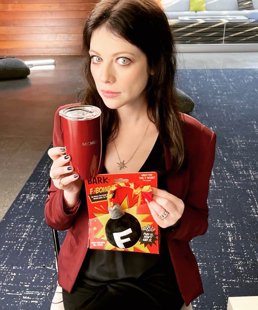 のインスタグラム：「I like to bring Fbombs to set. Feels Fun to be Filming. 😜📽🔪 #funny #film #fabulous」