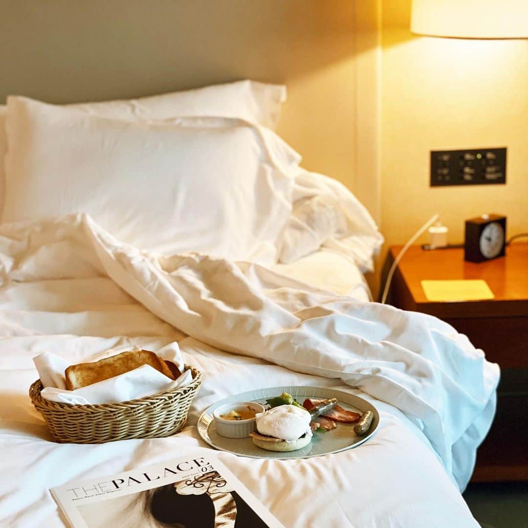 梅谷安里さんのインスタグラム写真 - (梅谷安里Instagram)「GOOD MORNING. 起きてバスタイムしてモーニング☀️ #gm#breakfast  #morning#bedroom  #hotel#hotelstay#mood #モーニング#ホテル」2月16日 11時40分 - anriworld