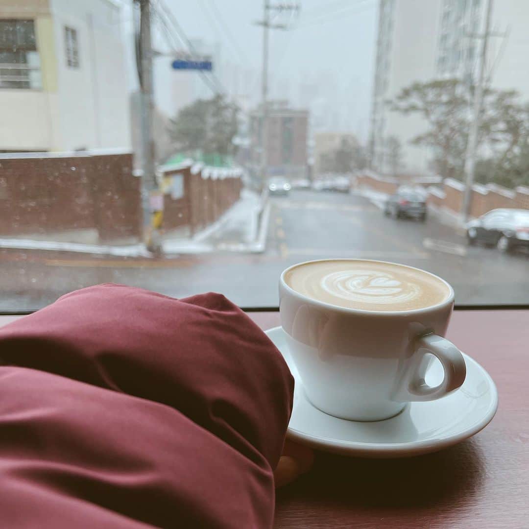 イ・ユンジのインスタグラム：「여보.. 눈와.서. 공용패딩입었.. 는데. 같이있는거 같네. #여보냄#아냐당신향ㄱ#사랑해요페브리즈」