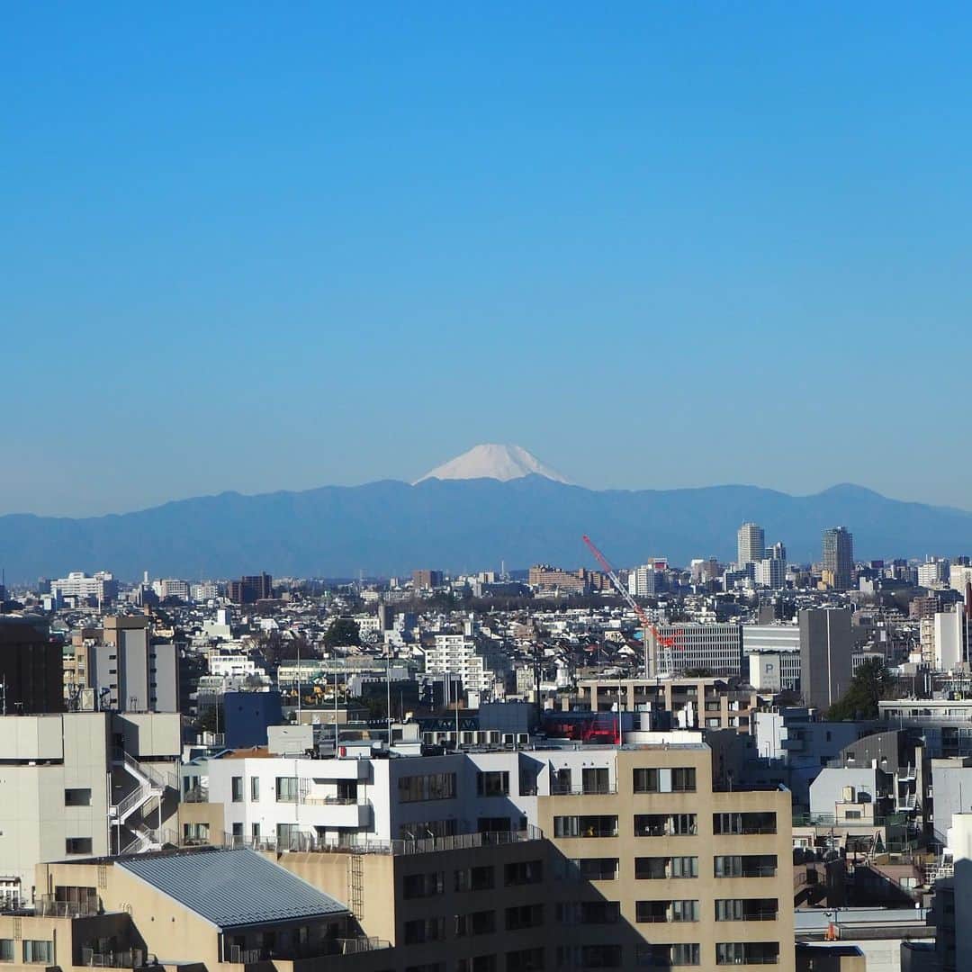 多胡安那のインスタグラム：「虹の翌日は絶品富士山。 いいことありそう。 #気象予報士 #富士山 #東京都心はよく晴れています #皆さんに良いことがありますように」