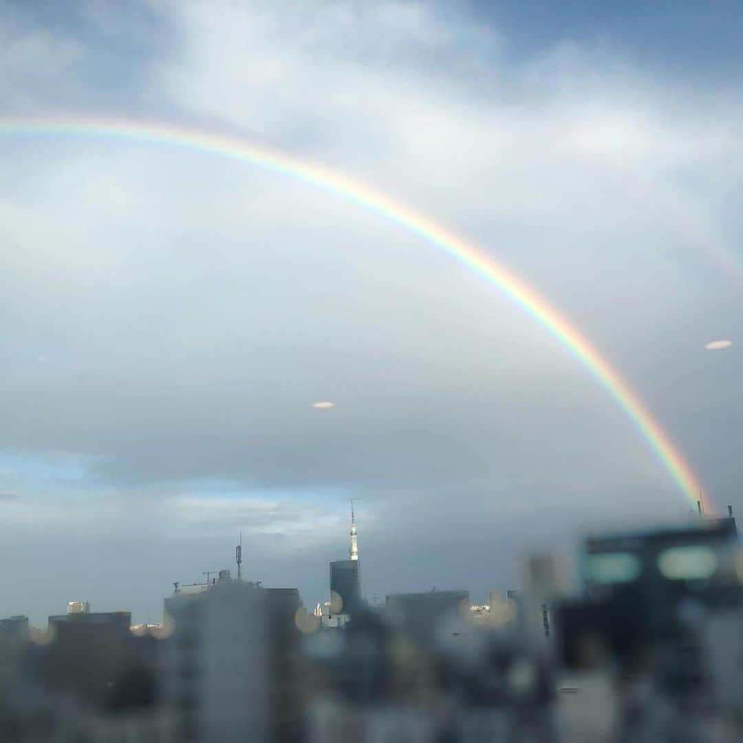 悠未ひろのインスタグラム：「昨日の虹🌈😃✨  綺麗に半円かかってたんだけど、全体フレームに入らないほど大きくて大きくて✨  #美しい #雨上がり #東京  #虹 #二重 #niziu ←密かに応援中 #元気だそうっと  #悠未ひろ」