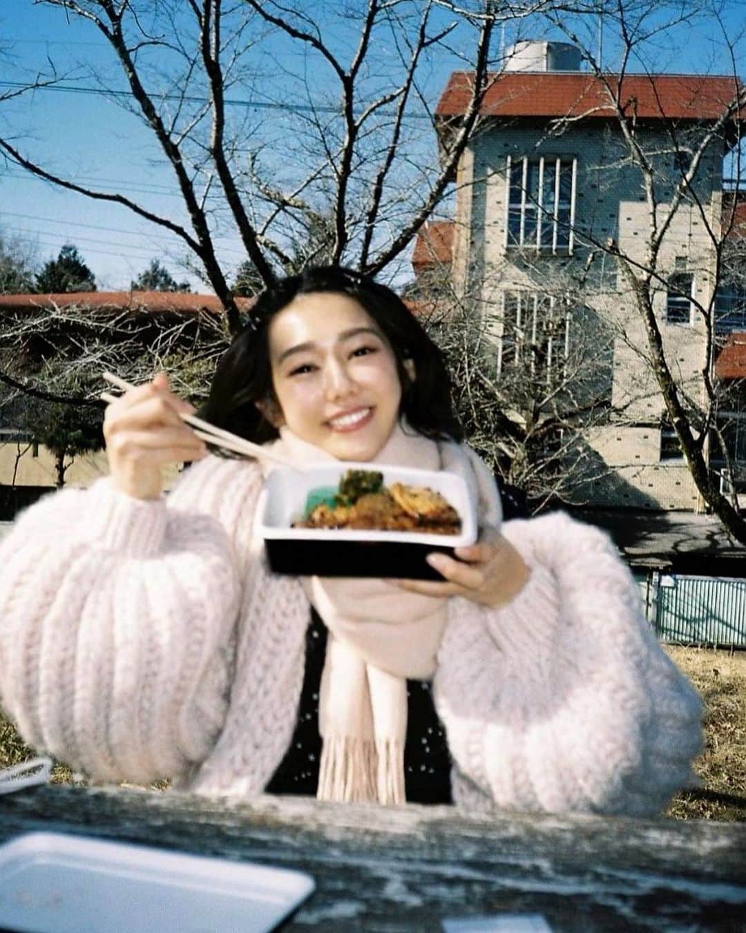 のインスタグラム：「花梨が撮ってくれたフィルム♡˒ ˒﻿ ﻿ この上なく幸せそうに﻿ 撮ってもらいました✺ ﻿ ﻿ ﻿ 大好きな人に撮ってもらうと﻿ カメラ越しでも伝わるねん﻿ ﻿ いつも、らぶ🤍🤍🤍﻿ ﻿ 花梨のInstagram(@tachibana_karin ) ﻿ ﻿#フィルム #同級生﻿ #ダンス部 笑﻿ #カラオケ行くとモー娘歌う」