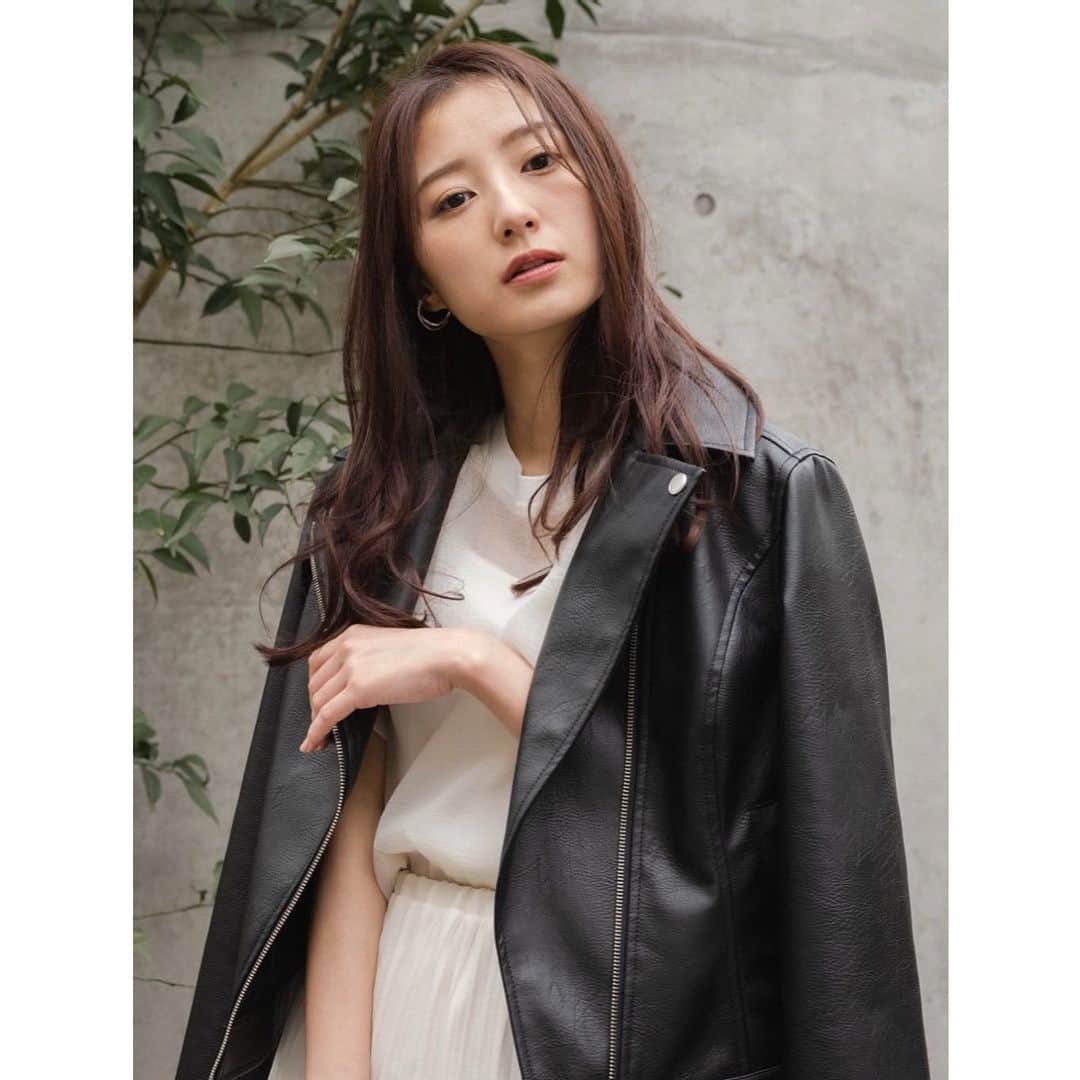 COTORICA.(コトリカ) のインスタグラム：「BLACK LEATHER RIDERS﻿ feat. RIHO TAKADA﻿ ————————————————————﻿ ﻿ @riho__takada ﻿ 高田里穂さんが纏う、BLACK LEATHER RIDERS﻿ ﻿ 今買って春まで着られる2月から4月までの﻿ ライダースコーデ見本帳。﻿ ﻿ アウターの定番ライダースは﻿ どんなコーディネートとも相性抜群で﻿ 一枚持っておくと便利。﻿ ﻿ COTORICA.ならではの、プチプラ価格も魅力的。﻿ ﻿ ﻿ #RUNWAYchannel にて本日公開！﻿ ﻿ ﻿ ✔️掲載アイテムは店舗&WEBにて発売中﻿ (一部予約商品となります)﻿ ﻿ ■エコレザーライダースジャケット﻿ ¥7,700+tax﻿ ﻿ コンパクトなサイズ感ですっきり羽織ることができる、ベーシックならデザインに仕上げた１枚。﻿ ﻿ ————————————————————﻿ #COTORICA.#コトリカ﻿ #高田里穂﻿ #LEATHERRIDERS﻿ #レザーライダース﻿ #春アウター」
