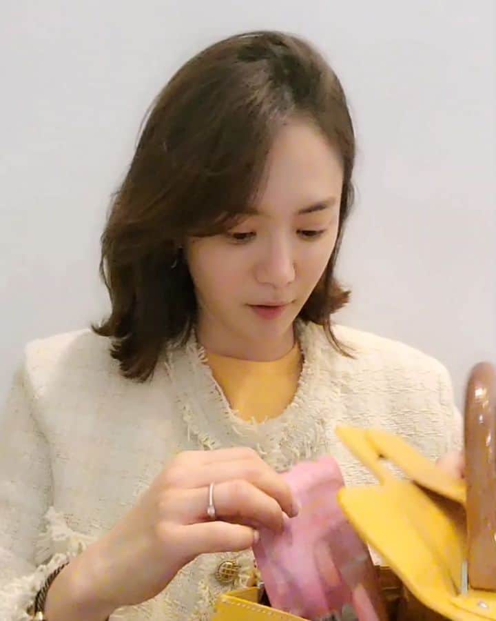 ユ・ハナのインスタグラム：「아직도 맛없는 콜라겐 억지로 드시나요?  베지테리안도 먹을수있고 체내 흡수가 잘되도록 쪼개어 만든 저분자 피쉬콜라겐!  3구미 드시면 콜라겐 900mg 섭취하시는 거구요, 최소 900mg 이상 드셔야 콜라겐 효과 보실 수 있어요. 그 이상 섭취하시는것도 괜찮아요❤  너무 맛있다고 운전하면서 한봉지 다 먹어버렸는데 괜찮냐고 급하게 cs오신 고객님땜에 얼마나 같이 웃었나 몰라요😅  캔디류로 건강기능식품 인정받은건 우리나라에선 요 안국건강뿐이에요!!  칼로리도 높지않고 비타민C도 함유되어있어서 더 상큼하고 히알루론산도 함유되어있죠!  석류맛 콜라겐 젤리 ❤  약 챙겨먹을 거 많은데 #콜라겐 만큼은 간식처럼 맛있게 씹어드세욧   비리지않고 진짜 맛있게 쫀득쫀득🎶  지금 프롬하나 사이트에서 내일까지💟  @fromhana111」