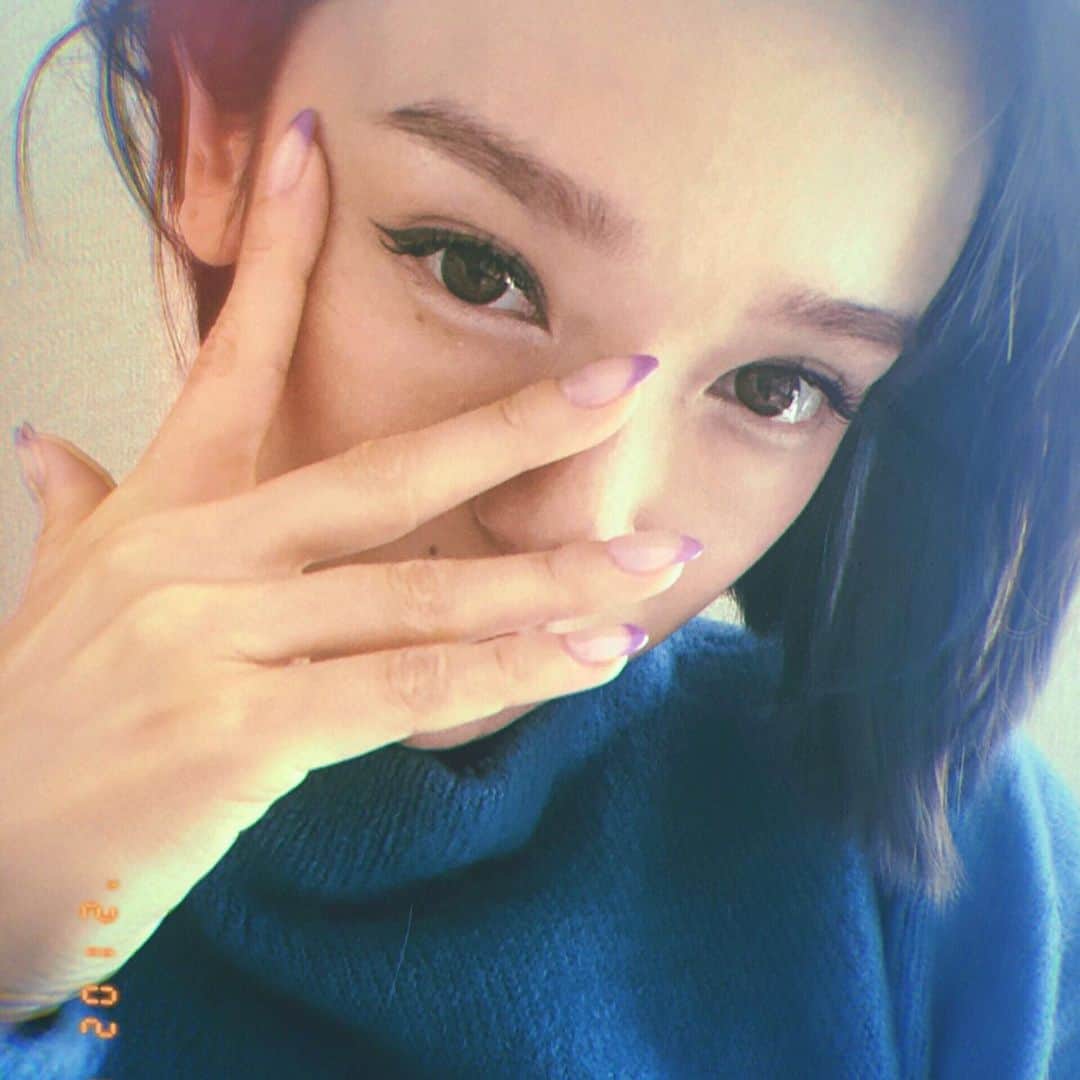 Soweluのインスタグラム：「今年初のメンテナンス nailは久々に大好きカラー パープルを使ってオーロラとシンプルなフレンチに✴︎ めちゃ可愛いくてお気に入り💜 @yu.nails7   まつ毛もキレイにエクステしてもらいました✨ @eyeroom_mira   ありがとう♡ 今日はあたたかいね  最近は母とおばあちゃん そして自分の健康の為に 料理を頑張ってます。  野菜を中心に煮たり炒めたりして ヘルシーで美味しいもの研究中！  何かおすすめあったら教えてね✴︎ ・ ・ #purplenails  #cooking  #challenge  #healthyfood  #formyfamily」