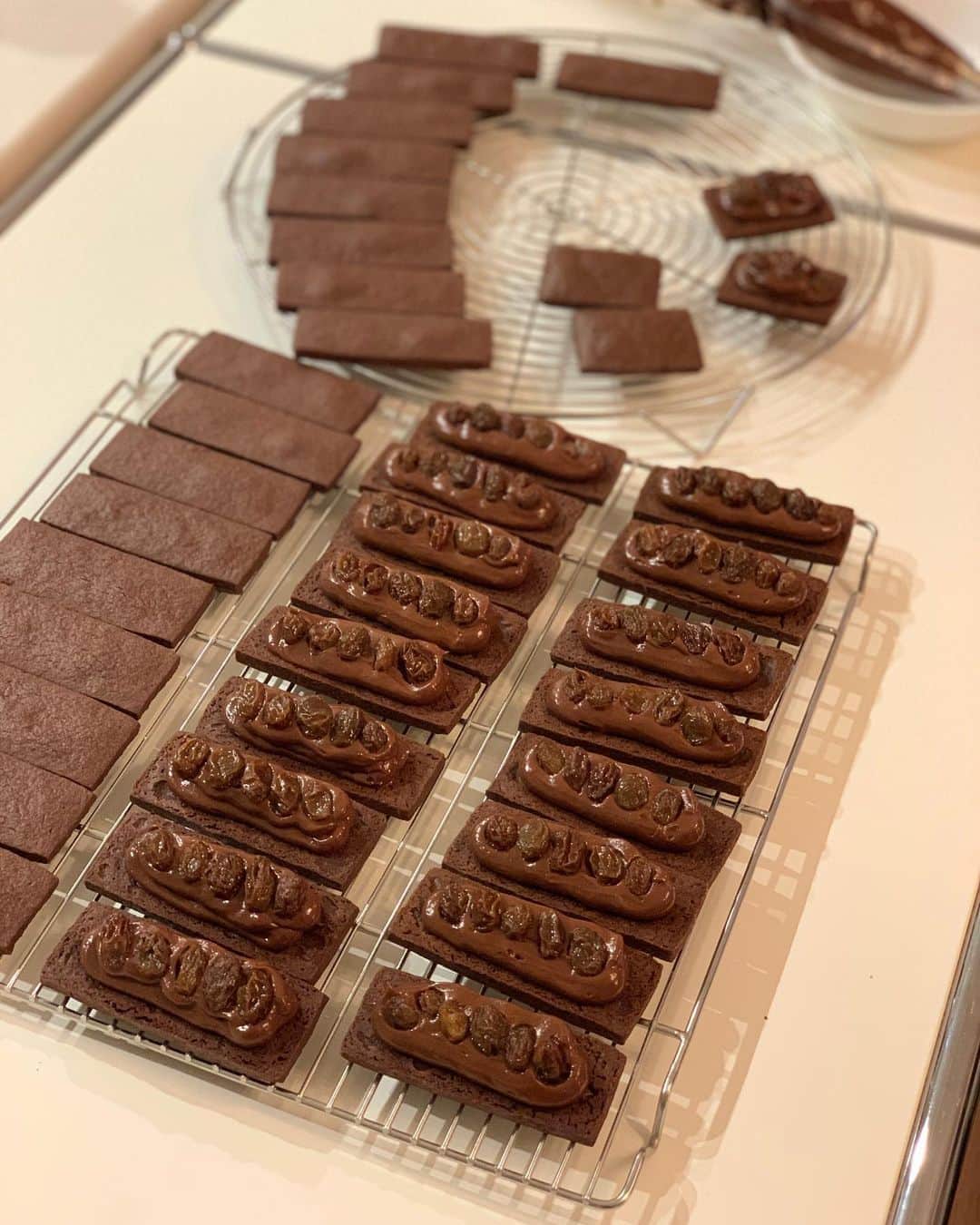 松見早枝子さんのインスタグラム写真 - (松見早枝子Instagram)「2日遅れの#バレンタイン 🤣 ・ 新しく作ってみた#チョコラムレーズンバターサンド 。 ・ クリームが今朝やっと固まり完成❗️ チョコレートバージョンはちょっと手がかかりました😅 ・ 挟むチョコクッキーは、#kaoka @kaoka_france のクーベルチュール 🍫#リオアリバ 70%を加えたビターな味わい。中身に合わせてしっとり食感に。 ・ 中のチョコクリームは、#発酵バター で作ったバタークリームに同上のチョコを加えて。 ・ クッキーに絞って#ラムレーズン をのせてサンドしたら完成👌 でも、クリームを固めるのに一晩…😅 ・ 寝る前に一口飲むとふわりと幸せに安眠できる、愛飲の#ラム酒 #diplomático に漬けたラムレーズン です🍇✨ ・ ホロリとするお菓子だから、食べやすくスリムな3×8cmサイズ💋 ・ ラッピングは、何度使って何度買ったか分からない#オンサンデーズ のインド🇮🇳のハンドメイドのマーブル紙の便箋シリーズからゴールドを。 ・ 余ったチョコクリームとラムレーズンは混ぜ合わせて朝のパン🍞のお供にしてしまおうと思ったけれど、それぞれ日持ちがするから、味(と労力)を忘れたころまた作ろうかな😜💪 ・ ・ #バレンタインスイーツ #バレンタインチョコ #バレンタイン手作り #レーズンバターサンド #ディプロマティコ レゼルバエクスクルーシバ @diplomaticoandco #粮理家 #ウェルネスフードスタイリスト #松見早枝子 #valentinessweets #valentinesgift #valentinesdaygift #chocolaterumraisinbuttercookies #wellnessfoodstylist #saekomatsumi」2月16日 11時59分 - saekomatsumi