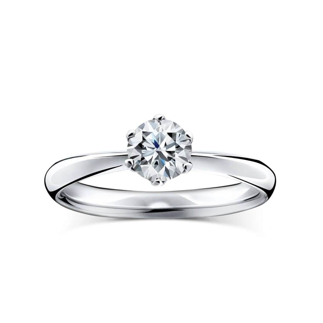 ラザール ダイヤモンド ブティック公式 | 婚約・結婚指輪さんのインスタグラム写真 - (ラザール ダイヤモンド ブティック公式 | 婚約・結婚指輪Instagram)「常日頃、パートナーがどんなルックスが好みで、どんなデザインが似合うのかをきちんと把握しておくことも大切。  アームの中央に一粒のダイヤモンドが付いた「カリヨン」は、シンプルなもの、正統派なものが好きな方にぴったり。飽きずに愛せるデザインで、ダイヤモンドの美しさが際立つ。  より豪奢で華やかなイメージを演出してくれるのが、中央のダイヤモンドの横にメレダイヤが留まっているもの。センターに加え、4石のメレダイヤをあしらった「ノームバーグ」がそれにあたる。  パートナーの中に秘めるエレガンスを匂い立たせるのが、流れるようなウェーブラインが特長の「クーパーズ」。アームに深い切り込みを施し、メレダイヤを留めることで、鮮明な輝きを放って。  クラシック派には、「ラヴィン」がおすすめ。エッジをきかせたアームにはメレダイヤをリズミカルに施し、ダイヤモンドの輝きを引き立てて。センターに向かってシェイプされているので、指先が細く、長く見える効果も。  一生一度のスペシャルなエンゲージリング。 相手を想って選ぶのも、ひとつの愛だ。  プロフィールのリンクからHPをご覧いただけます。﻿ →@lazarediamond_boutique  #結婚指輪 #婚約指輪 #マリッジリング #ブライダルジュエリー #エタニティリング #エンゲージリング #marriagering #bridaljewelry #engagementring #結婚指輪選び #婚約指輪選び #結婚指輪探し #婚約指輪探し #lazarediamond #ラザールダイヤモンド #プレ花嫁 #プレ花嫁さんと繋がりたい #結婚式準備 #花嫁 #結婚準備 #プロポーズ #ダイヤモンド #花嫁準備 #2021春婚 #2021夏婚」2月16日 12時00分 - lazarediamond_boutique