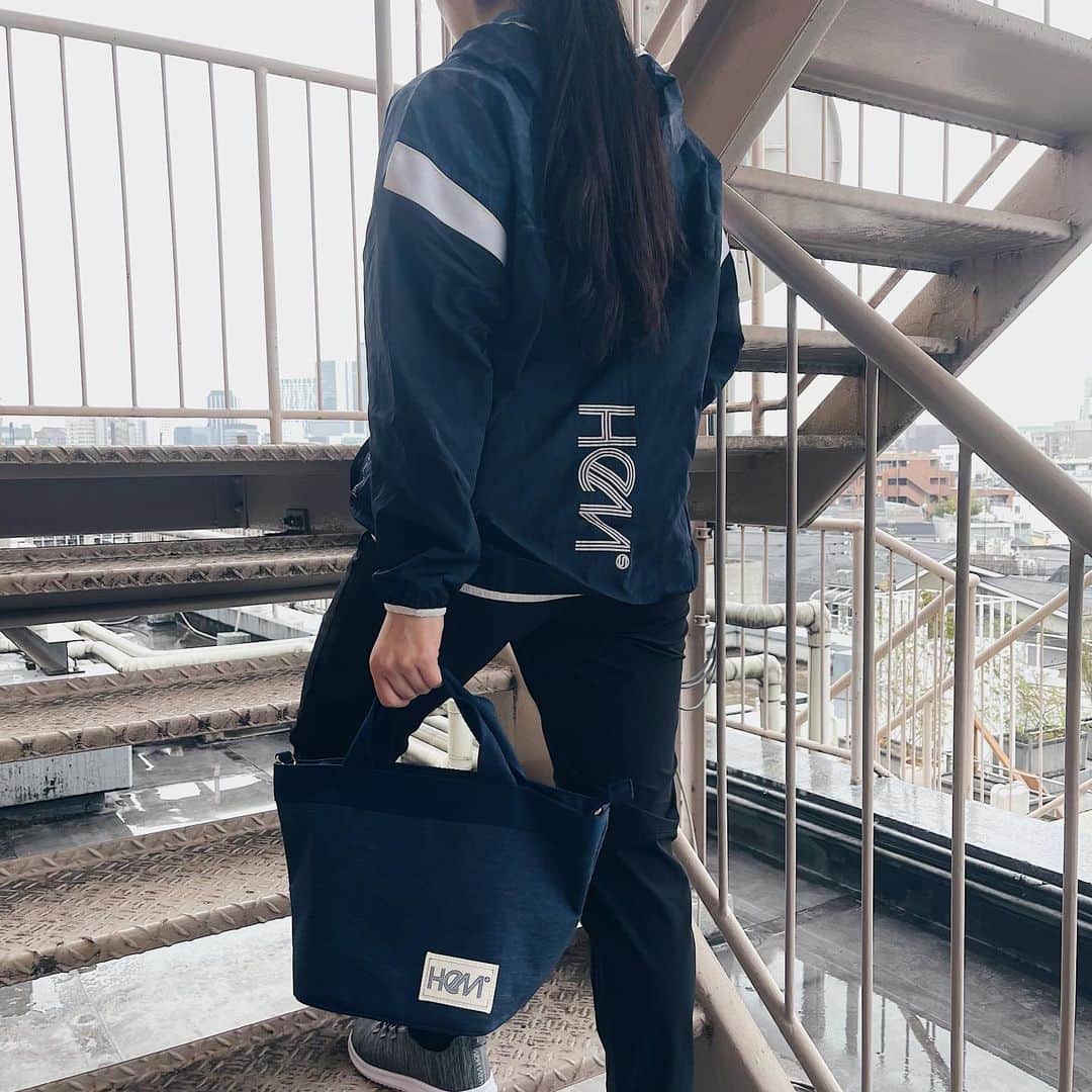 HeM sportsのインスタグラム：「だんだんと春が近づいてきて、そろそろ外出時の紫外線対策も気になる季節…🌸 ﻿  ﻿ 紫外線しゃへい率80％以上の素材を使用したジャケットとパンツなら、紫外線対策もバッチリです◎ ﻿  ﻿ ショルダーストラップ付属の小ぶりなトートバッグは、たっぷりのマチでお弁当などもまっすぐ入る嬉しいサイズ感💁‍♀️ ﻿  ﻿ シンプルなデザインながらも、ところどころに入ったロゴがアクセントになっています✨ ﻿  ﻿ ****************************************** ﻿ ■PBR ZERO ナイロンワッシャージャケット ﻿ ￥3,817（税込）《SALE》 ﻿ ■エヴリディロングパンツ ﻿ ￥5,390（税込）  ﻿ ■2WAYトートバッグ ﻿ ￥2,178（税込）《SALE》 ﻿ ****************************************** ﻿  ﻿ 商品の詳細はプロフィールページのURLからご覧ください💨 ﻿  ﻿ #HeMsports #HeM #yoga #running #2020aw⠀#ヘム #ヘムスポーツ #スポーツ #スポーツウェア #ランニング #ランニングウェア #トレーニング #トレーニングウェア #ヨガ #ヨガウェア #ランニング女子 #フィットネス女子 #スポーティーコーデ #春トート #春バッグ #ミニトート #ランチトート #トートバッグ #シャカシャカジャケット #おうちヨガ #紫外線対策 #春コーデ #2021春 #ネイビーパンツ #ナイロンジャケット ﻿」