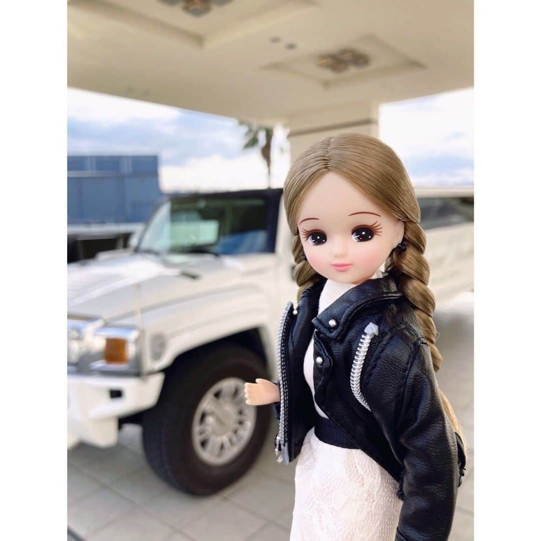 リカちゃんさんのインスタグラム写真 - (リカちゃんInstagram)「Today's #outfit is a #racingjacket paired with a #laceskirt ♪ 毎年愛用中の #ライダースジャケット を、レースのスカートとコーデしてちょっぴりレディライクに仕上げてみたよ♪ #海外セレブ みたいでしょ？♡ うふふ☆ #今日のコーデ #ootd #リカちゃん #fashion #ootd #hairstyle #licca #liccadoll #japanesedoll #japan #girl #instadaily #instagood #instagramjapan #instagram」2月16日 12時00分 - bonjour_licca