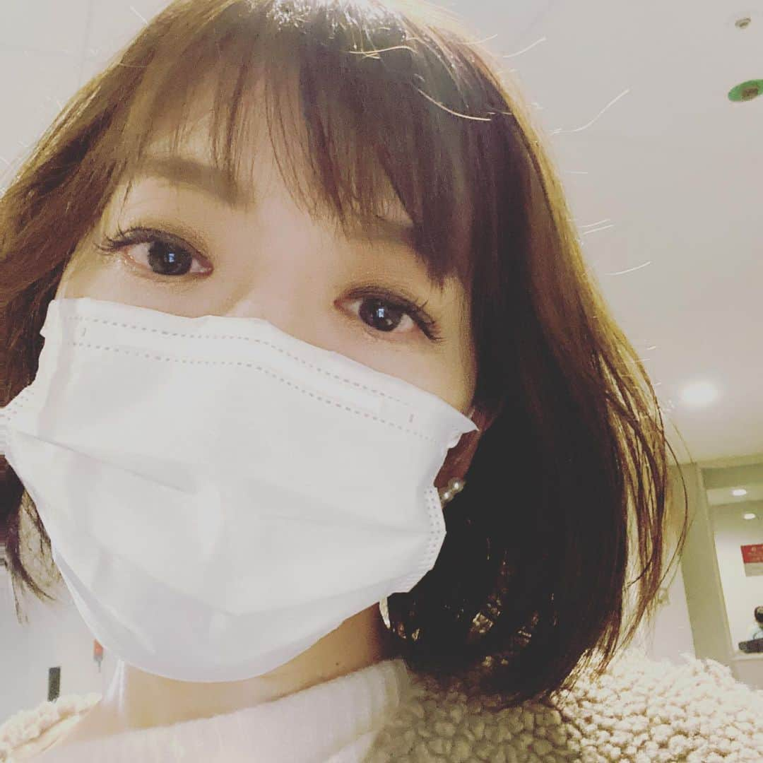 海保知里さんのインスタグラム写真 - (海保知里Instagram)「皮膚科でもらった塗り薬を塗布すること1週間。花粉症で悪化し皮が剥け赤くなっていたのがやっと治りました！鼻が特に酷かった。今は瞼の上も赤くない♪アレルギー薬を強めにしたのも効いたようです。良かったけど、塗り薬をやめたらまた始まらないか心配🤔 #あと白い小さいブツブツも出現中 #永遠に続くマスク生活も #肌荒れの原因かもしれない  #これでやっとコンシーラー #重ね塗りから卒業 #海保知里 #小1小2 #小1男子 #小2女子 #年子育児」2月16日 12時00分 - chisato_kaiho