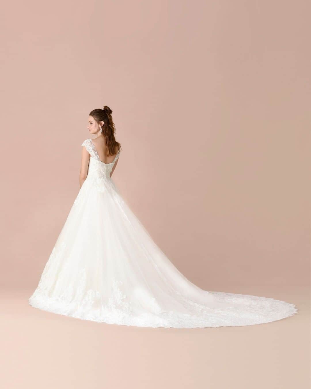 TAKAMI BRIDALさんのインスタグラム写真 - (TAKAMI BRIDALInstagram)「トップとスカートの裾に広がるレース使いが華やかな、タイムレスに愛されるドレス。  優しく添うようにデザインしたスリーブとトップにちりばめた無数のパールやクリスタルが、花嫁様を柔らかな煌めきで包み込みます。  バージンロードに映えるエレガントなロングトレーンもレースの美しさを存分に堪能していただける一着です。 ※スリーブは取り外し可能です。  dress. Scepter’d / セプタード  #takamibridal #タカミブライダル #ウェディングドレス #セプタード #ドレスサロン #2021春婚 #2021夏婚 #2021秋婚 #2021冬婚」2月16日 12時00分 - takamibridal_costume