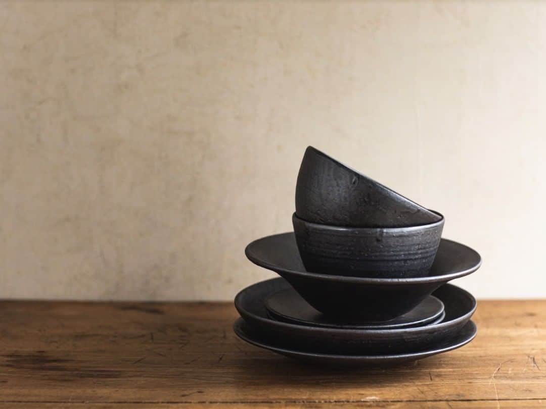 オルネ ド フォイユさんのインスタグラム写真 - (オルネ ド フォイユInstagram)「【茶寮気分を味わえる、黒い食器シリーズ】  質の良い陶器の味わいを感じつつも、気兼ねなく日常で使いやすい仕上がりのうつわたち。  日本最古の窯ともいわれる信楽焼を、多様な現代の食卓にフィットするようデザインしたシリーズです。  真っ黒ではない墨のような色合いが、盛りつけた料理の彩りを引き立て、深みを与えてくれます。デリで買ってきたお惣菜などを載せるだけでも絵になりますよ。  和洋どちらにも合わせられるモダンさを備え、おもてなしまで対応できる佇まい。手頃な価格なのでシリーズ一式で揃えたり、家族分の枚数を揃えるのにもオススメです。  ●こちらの商品はWEBショップにて販売しております。   ※WEBショップと不動前店の商品ラインナップは異なります。ご来店にあたりお目当ての商品がある場合には、事前にお問い合わせくださいませ。  ———————————————﻿  ◯WEBショップに関するお問い合わせ◯﻿  オルネ ド フォイユWEBショップ﻿  （午前10時～午後6時／土日祝定休） ﻿ e-mail：order@orne.co.jp  #器 #うつわ #陶芸 #陶器 #pottery #うつわのある暮らし #インテリアショップ #インテリア雑貨 #暮らしの道具 #リビングインテリア #海外インテリア #リノベーション #livstagrammer #暮らしを楽しむ #心地よい暮らし #丁寧な暮らし #ornedefeuilles #オルネドフォイユ」2月16日 12時00分 - ornedefeuilles