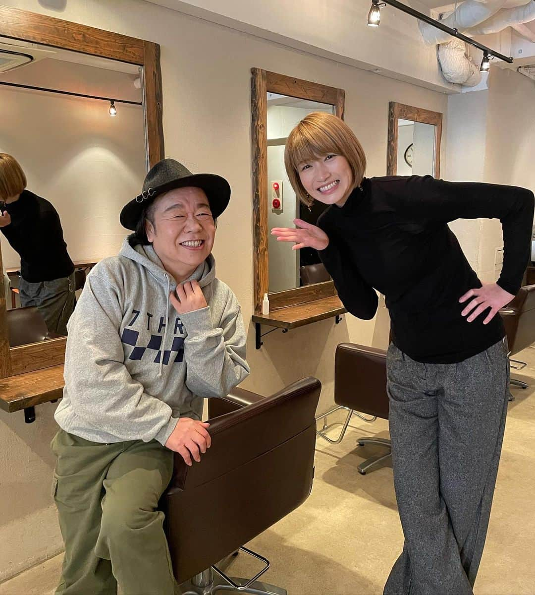 狩野舞子さんのインスタグラム写真 - (狩野舞子Instagram)「・ 先日 @b_and_official の対談企画で しげるさんとお会いできました😍🤝 ・ ずっと通ってる美容室が同じだということは知っていたのですが、お会いした事はなくて🤭 それなのにずっと知り合いだった感じでトークが弾んで、対談企画というのを忘れてかなりプライベートな話までしちゃいましたね。笑 ・ コロナが落ち着いたらまたゆっくりお話ししたいです🤗 しげるさん、ありがとうございました💕 ・ そして撮影場所としてお休みの日に場所提供してくださった @rima.hair さんありがとうございました✨ またすぐ行きます✂︎笑 ・ #Band #しげる さん #rimahair #ポージングどうした舞子」2月16日 12時00分 - kanochan715