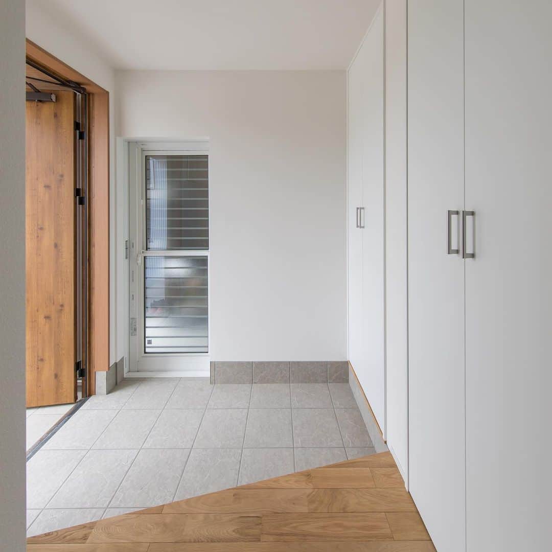 ルポハウス一級建築士事務所さんのインスタグラム写真 - (ルポハウス一級建築士事務所Instagram)「・ ・ ・ ガレージに一続きの玄関は、雨の日対策にも重宝します。 ・ リビングに繋がる廊下にコンパクトな戸棚を設け、花や季節の物を飾ったりしてホッとする空間に。 ・ ・ ・ 𓐌𓐌𓐌𓐌𓐌𓐌𓐌𓐌𓐌𓐌𓐌𓐌𓐌𓐌𓐌𓐌𓐌𓐌  ルポハウスの施工事例はこちらまで☞ @reposhouse  𓐌𓐌𓐌𓐌𓐌𓐌𓐌𓐌𓐌𓐌𓐌𓐌𓐌𓐌𓐌𓐌𓐌𓐌 #ルポハウス は#ちょっとかっこいい家 を"友人のために" という思いでつくっています。 一生に一度の#マイホーム。 「あなたにしかできない」×「ルポハウスだからできる」で、 私たちだけの#家づくり を思いっきり楽しんでみませんか？！ ・ ・ ・ #住宅 #注文住宅 #新築一戸建て #デザイナーズ住宅  #一級建築士事務所 #設計事務所  #滋賀県大津市 #滋賀県草津市 #滋賀県栗東市  #滋賀県近江八幡市 #玄関インテリア #リクシルタイル #グレイスランド #grl5 #無垢フローリング #ナラ床材」2月16日 12時01分 - reposhouse