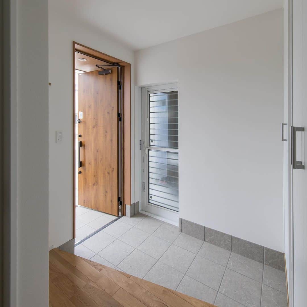 ルポハウス一級建築士事務所さんのインスタグラム写真 - (ルポハウス一級建築士事務所Instagram)「・ ・ ・ ガレージに一続きの玄関は、雨の日対策にも重宝します。 ・ リビングに繋がる廊下にコンパクトな戸棚を設け、花や季節の物を飾ったりしてホッとする空間に。 ・ ・ ・ 𓐌𓐌𓐌𓐌𓐌𓐌𓐌𓐌𓐌𓐌𓐌𓐌𓐌𓐌𓐌𓐌𓐌𓐌  ルポハウスの施工事例はこちらまで☞ @reposhouse  𓐌𓐌𓐌𓐌𓐌𓐌𓐌𓐌𓐌𓐌𓐌𓐌𓐌𓐌𓐌𓐌𓐌𓐌 #ルポハウス は#ちょっとかっこいい家 を"友人のために" という思いでつくっています。 一生に一度の#マイホーム。 「あなたにしかできない」×「ルポハウスだからできる」で、 私たちだけの#家づくり を思いっきり楽しんでみませんか？！ ・ ・ ・ #住宅 #注文住宅 #新築一戸建て #デザイナーズ住宅  #一級建築士事務所 #設計事務所  #滋賀県大津市 #滋賀県草津市 #滋賀県栗東市  #滋賀県近江八幡市 #玄関インテリア #リクシルタイル #グレイスランド #grl5 #無垢フローリング #ナラ床材」2月16日 12時01分 - reposhouse