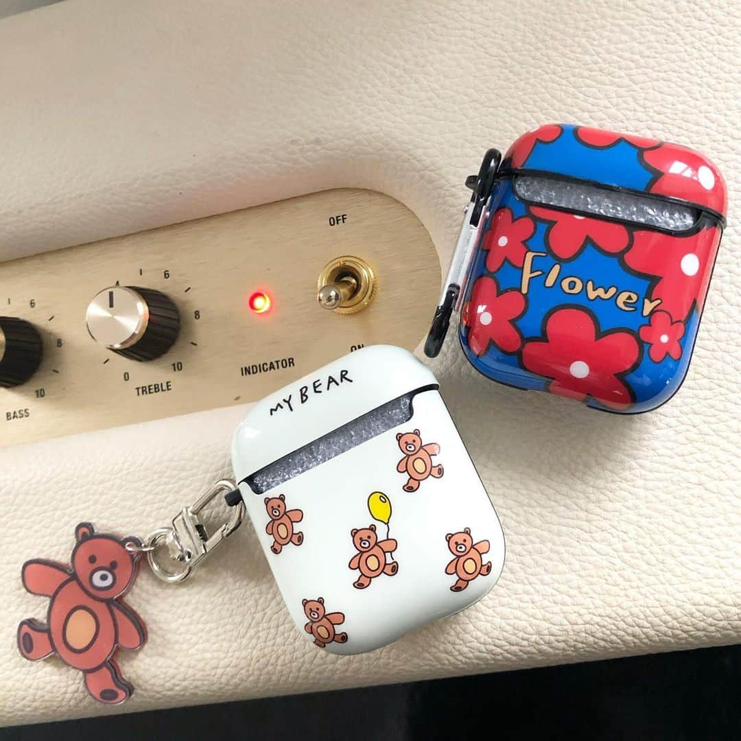 Me%さんのインスタグラム写真 - (Me%Instagram)「🎧Airpodsケース🎧 NEW Airpodsケース入荷しました🧸🌺  Me%で大人気！クマモチーフ🧸 手描き風のゆる〜いクマちゃんが可愛いです💘  そして、パキッと鮮やかなフラワー柄が可愛い🌺💙 バッグの持ち手などにつけられて便利なカラビナ付きです🙆‍♀️  キャッチーで可愛いMe%のAirpodsケース！ 持っているだけで気分も上がっちゃいそう🤤💖  🏷クマAirPodsケース¥1,980(tax in) 🏷フラワーAirPodsケース¥1,980(tax in)  #mepercent #me_percent #ミィパーセント #airpodsケース #airpods #apple #mobile #モバイル」2月16日 12時03分 - me_percent