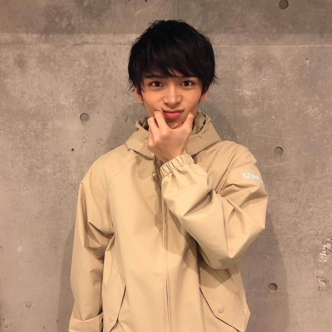 岡田隆之介のインスタグラム：「ぷにぷに〜 してきたから最近ランニング始めた❗️（まだ２日目) 気持ちいいからみんなにおすすめ❗️ ちなみにまだ２日目❗️ . . .  . . .  #ダイエット #筋トレ #workout #fitness  #instagood #instalike #like4like #like #ootd #ootn #followme  #ファインダー越しの私の世界 #フォロミー  #いいねした人で気になった人フォロー #黒髪 #マッシュ男子 #雰囲気好きな人いいね #雰囲気推してください  #いいね返し #アイドル #supreme」