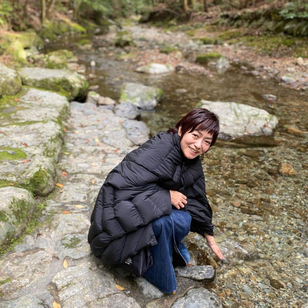 松尾たいこのインスタグラム：「伊勢であらたにわたしがみつけたもの。  昨年12月に2週間滞在した「伊勢市クリエイターズワーケーション」の滞在記書きました。  https://note.com/ise_cw2020/n/naf4f856d843c  伊勢神宮で体験した「神馬の見参」「日別朝夕大御饌祭」「月次祭」「正式参拝」。  出会えた「伊勢和紙」「伊勢根付」「春慶塗」「伊賀くみひも」。  食べた「春駒食堂の伊勢まいりうどん」「いな妻のひつまぶし」 (美味しいものは他にもいっぱい😆)  同じ空間を共有したクリエイターさん達。  そしてまさかのミラクル体験。 (後で聞いたら、熊野はおもしろい不思議な体験をする方が出没するそう)  など盛りだくさんで書きました。  I wrote a diary in Ise.  写真は、125社で一番好きな滝原宮の手水舎である頓登川。  体験記、ぜひ読んで「スキ❤️」してもらえたら嬉しいです。 https://note.com/ise_cw2020/n/naf4f856d843c  #伊勢市クリエイターズワーケーション #伊勢神宮 #花の窟神社」