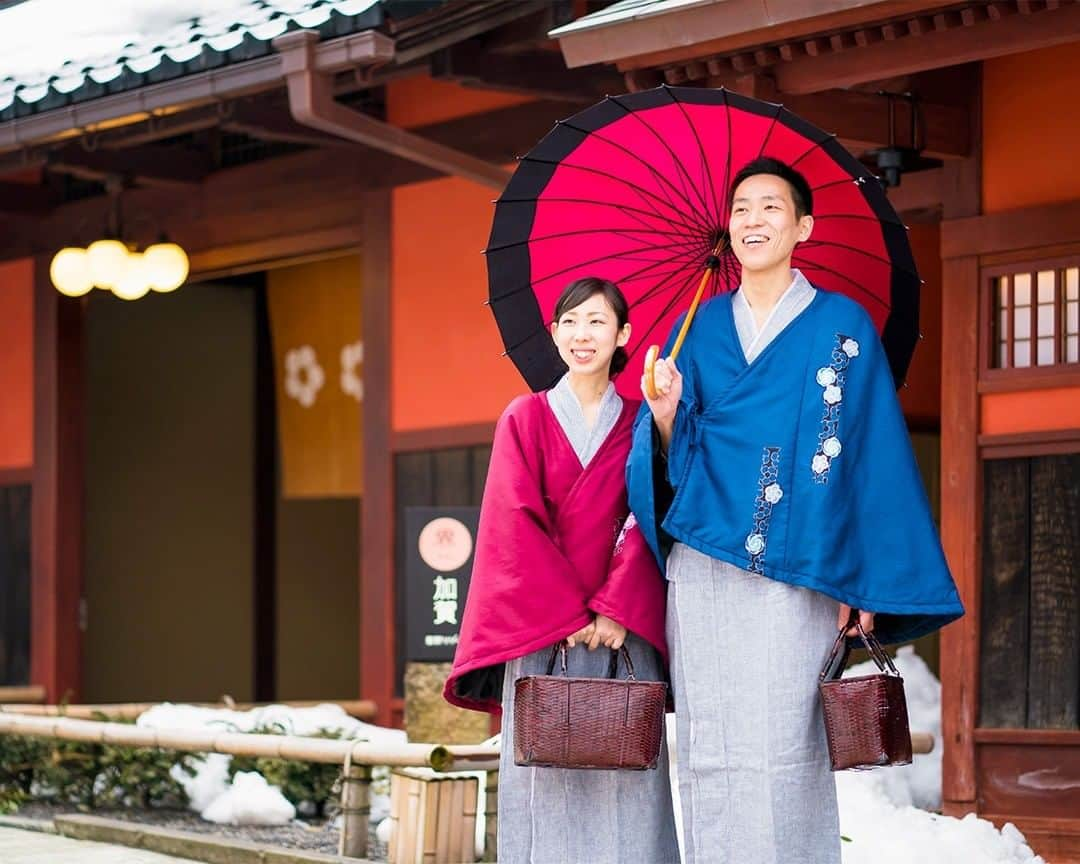 星野リゾート 界の若者旅さんのインスタグラム写真 - (星野リゾート 界の若者旅Instagram)「地域の息づかいが感じられる、伝統工芸品。 「界」では、数々の織物にも出会えます。3つ目は界 加賀の「加賀友禅」です。  界 加賀のご当地部屋「加賀伝統工芸の間」には加賀友禅のオリジナルの絵柄をモチーフにしたパネルが飾られております。また冬季限定で湯めぐりに最適な、あたたかい加賀友禅の外套をご用意。寒い冬でも山代温泉の湯めぐりをお楽しみいただけます。加賀友禅の特徴である繊細な染めの技術を身近に感じていただけます。  #hoshinoresorts #kaikaga #星野リゾート #界加賀 #石川 #加賀 #山代温泉 #温泉旅館 #加賀友禅 #伝統工芸 #織物」2月16日 12時05分 - hoshinoresorts.kai