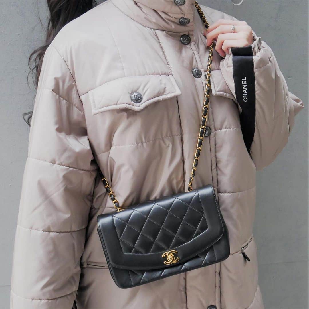 Vintage Brand Boutique AMOREさんのインスタグラム写真 - (Vintage Brand Boutique AMOREInstagram)「Diana Single Chain Shoulder Bag from 1994-1996  🛒Not available on webstore - DM us to order  ✈️Free Shipping Worldwide 📩DM for more info and pricing  ➡️info@amorevintagetokyo.com   #Vintage #AmoreTokyo #Authentic」2月16日 12時15分 - amore_tokyo