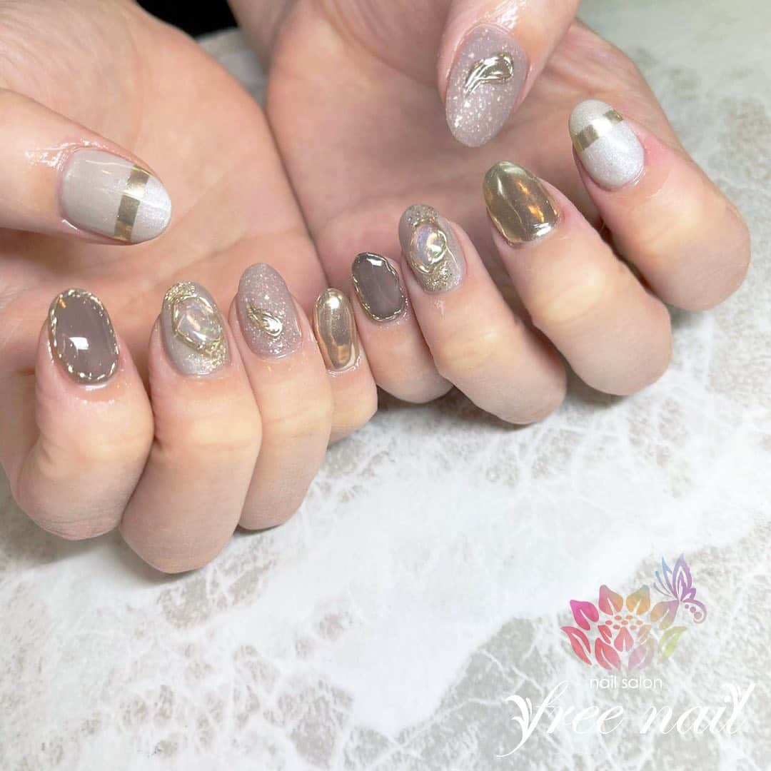 free nail フリーネイルのインスタグラム：「. お客様ネイル💅🏻⛄️ . メタリックニュアンスネイル⚜️✨ . 大人シックなグレージュカラー👩🏻‍🎨🪐 . ご来店ありがとうございました🙇🏻‍♀️🙇🏻‍♀️🙇🏻‍♀️💗 . #ネイルアート #ジェルネイル #ネイルサロン #大阪ネイルサロン #ネイルデザイン #ネイルチェンジ #ニュアンスネイル #メタリックネイル #ミラーネイル #キラキラネイル #グレージュネイル #ベージュネイル #デザインネイル #トレンドネイル #大人ネイル #おしゃれネイル #シンプルネイル #冬ネイル #winternails #nailsart #nailsdid #美甲 #日式美甲 #日式美甲胶 #日本美甲师 #日本美甲老师 #美甲上课 #日本胶 #フリーネイル #freenail」