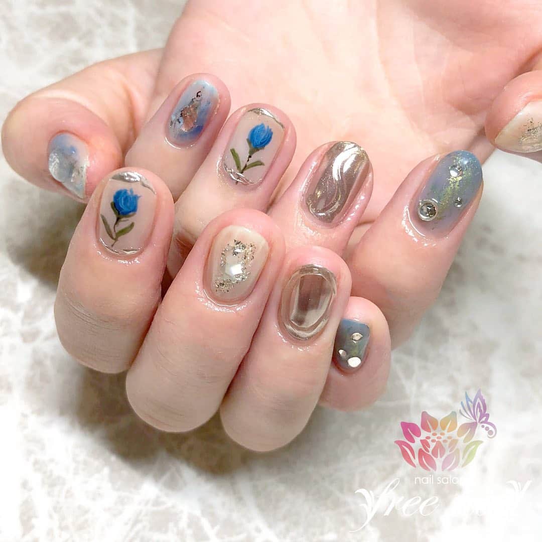 ネイルアーティストRYさんのインスタグラム写真 - (ネイルアーティストRYInstagram)「. レトロフラワーネイル💅🏻💐✨ . くすみカラーで👩🏻‍🎨❄️ . #ネイリスト #ネイルアーティスト #ネイルアート #ネイルチェンジ #ネイルサロン #大阪ネイルサロン #ネイルスクール #ネイル動画 #ジェルネイル #ネイルデザイン #レトロネイル #フラワーネイル #ミラーネイル #立体ネイル #ブルーネイル #乳白色ネイル #デザインネイル #トレンドネイル #おしゃれネイル #シンプルネイル #大人ネイル #冬ネイル #winternails #美甲 #日式美甲 #日式美甲胶 #日本美甲师 #日本美甲老师 #美甲上课 #日本胶」2月16日 12時09分 - nail_artist_rm