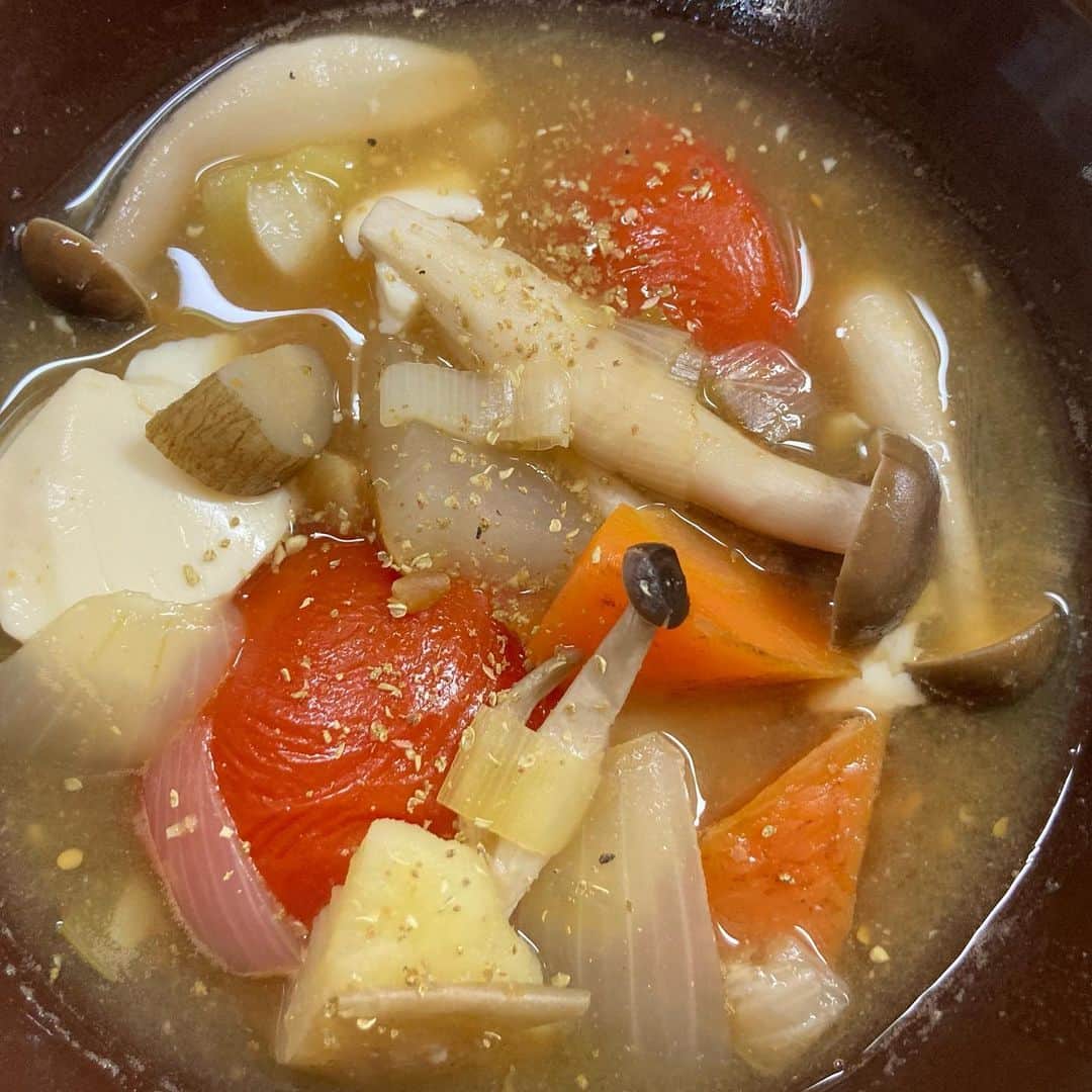東ちづるさんのインスタグラム写真 - (東ちづるInstagram)「朝イチにつくった野菜だらけのスープを小鍋に分け、トマト・豆腐・しめじを加えて２種類のお味噌で味を整えて、山椒をパラリ。 おかずになるお味噌汁。  #まみちいの爆笑人生クッキング ＃料理」2月16日 12時09分 - azuma.chizuru