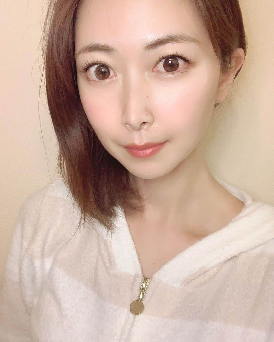 青木美香さんのインスタグラム写真 - (青木美香Instagram)「湘南美容クリニック 赤坂見附院に行ってきました✨ @sbc_tatsugawa  @sbc_akasakamitsuke  ウルトラリフトプラスHIFUをやってきました☺️  白をベースにした綺麗な院内✨先生も丁寧なカウンセリングでした✨  顔に赤いマーカーを塗ってるので動画は少し笑えますが、このマーカーでしっかり当てるレーザーを分けてくれていて説明を聞いて安心しました😉  少し痛いと聞きましたが、全然平気でした🥰 終わった後もスッキリしましたが、1ヶ月後に特に効果が現れるとか❣️楽しみだな❣️  ※ HIFU（高密度焦点式超音波）とは 超音波の熱エネルギーを皮膚深層に点状で照射することで、二つの大きなリフトアップ効果を得られます。 ①筋膜を引き締めてリフトアップ効果！ ②コラーゲン産生で引締め効果！ ダブル効果で、外科的アプローチなしに小顔リフトアップを実現します！  #湘南美容クリニック #湘南美容外科 #美容整形 #美容整形 #整形 #プチ整形 #pr #美容医療#ハイフ#小顔#ウルトラリフトプラスhifu」2月16日 12時23分 - aokimikaa