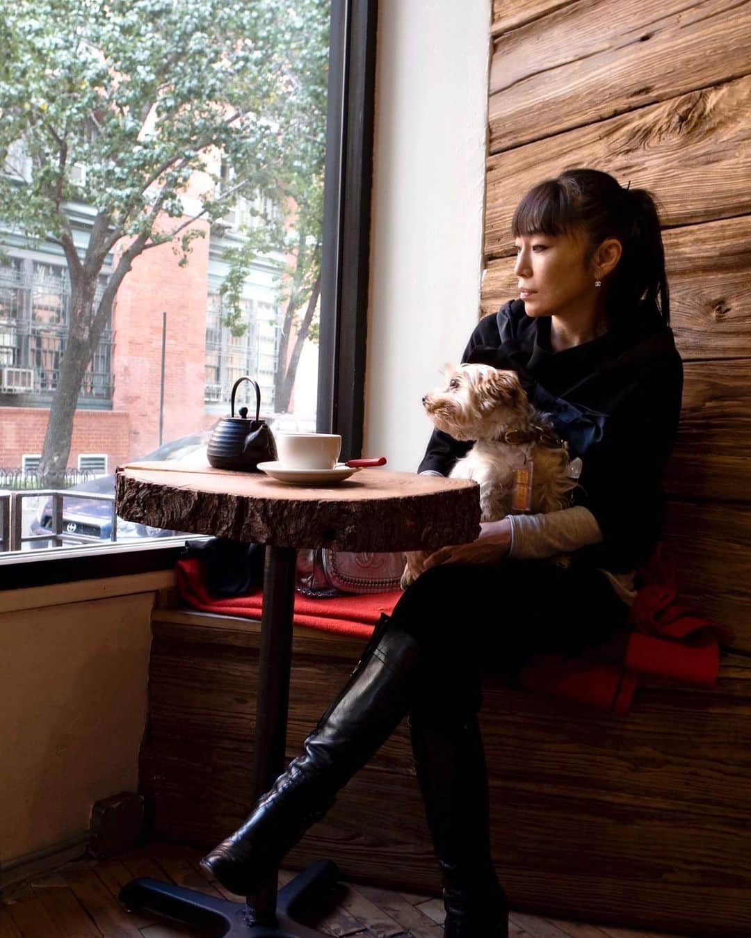 アディクションのインスタグラム：「2007 with Jin Jin 🐶  Photo by @akirayamada  Thank you ! @kanakomaeda   #JinJin  #BeautifulMemory #beautifulShot #ThankYou #WestVillage #MyOldNeighborhood #Cafe #omamori #お守り」