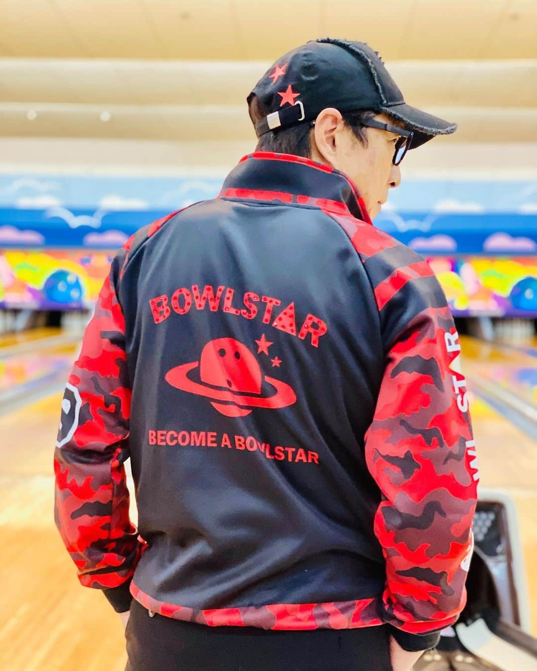 黒田アーサーさんのインスタグラム写真 - (黒田アーサーInstagram)「BOWLSTAR/ボウルスターのレッドカモフラージュジャケットキターーー！！😊🙌めちゃくちゃカッコイイ‼️そして可愛い💕😉👍 #ボウルスター  #bowlstar  #レッドカモフラージュジャケット #アンコキーヌキャップ  #bandel  #バンデルネックレス  #黒田アーサー #東京ポートボウル #公式アンバサダー #ボウリング好きな人と繋がりたい  #ボウリング愛 #bowling  #볼링」2月16日 12時20分 - kuroda_arthur