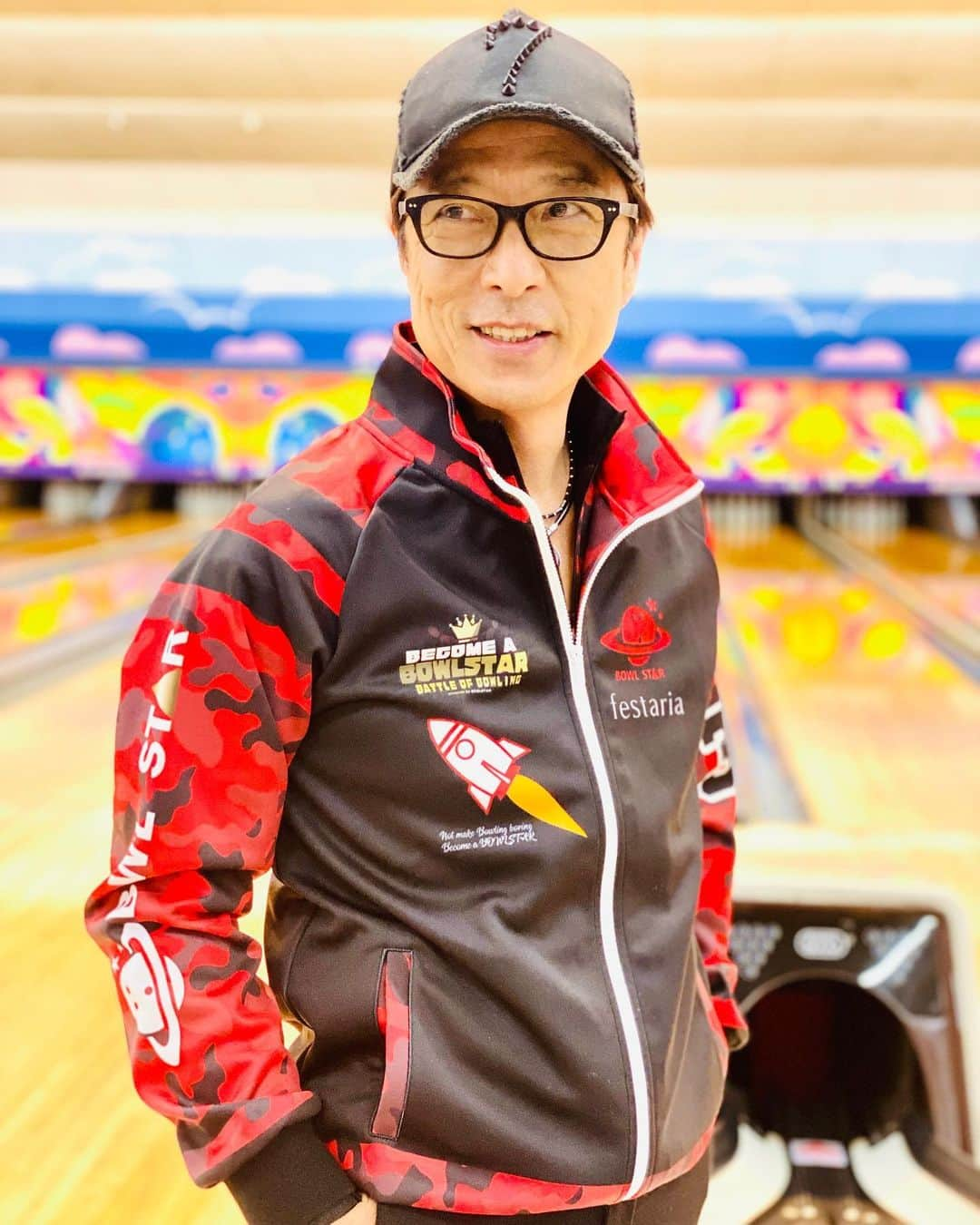 黒田アーサーさんのインスタグラム写真 - (黒田アーサーInstagram)「BOWLSTAR/ボウルスターのレッドカモフラージュジャケットキターーー！！😊🙌めちゃくちゃカッコイイ‼️そして可愛い💕😉👍 #ボウルスター  #bowlstar  #レッドカモフラージュジャケット #アンコキーヌキャップ  #bandel  #バンデルネックレス  #黒田アーサー #東京ポートボウル #公式アンバサダー #ボウリング好きな人と繋がりたい  #ボウリング愛 #bowling  #볼링」2月16日 12時20分 - kuroda_arthur