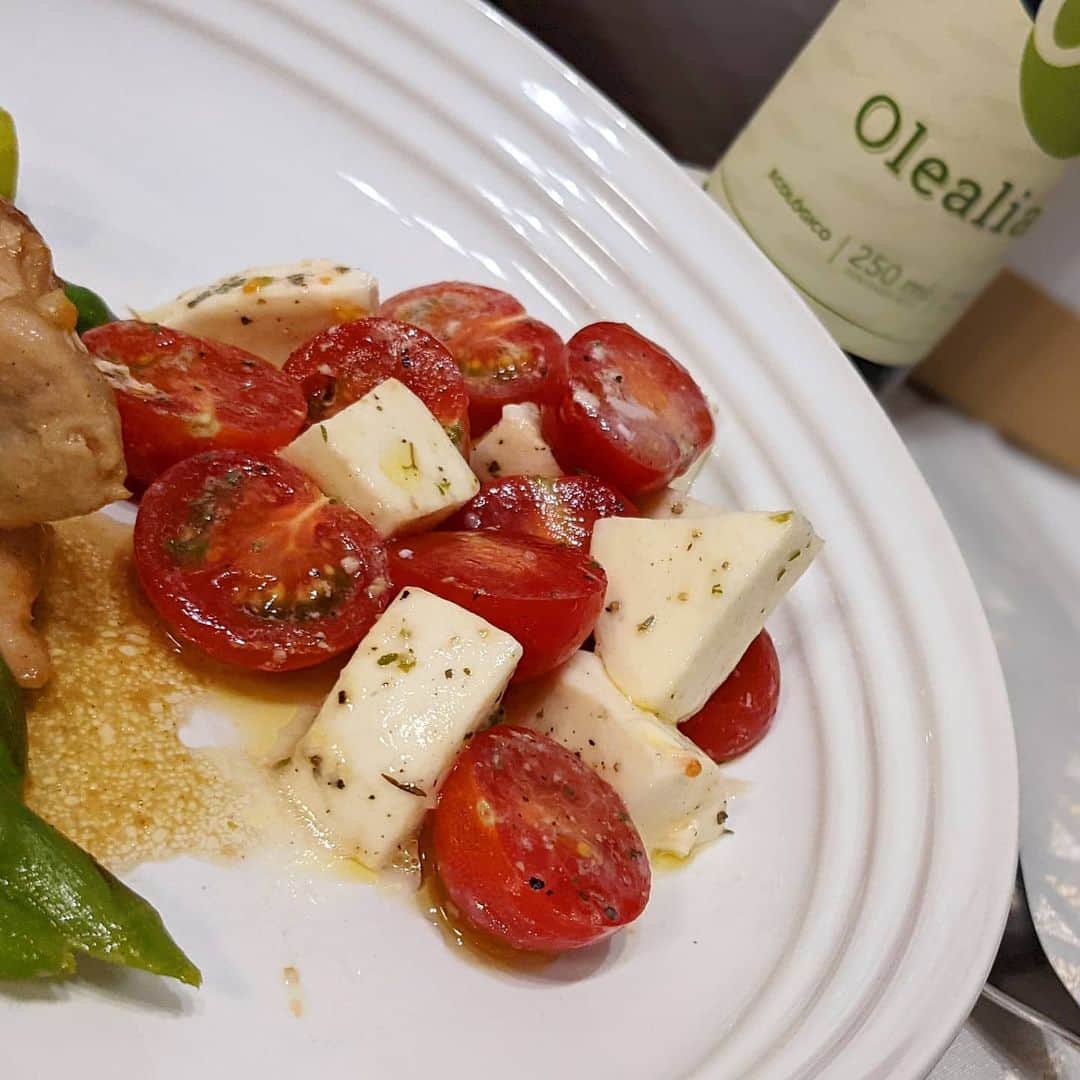 雨宮めるさんのインスタグラム写真 - (雨宮めるInstagram)「. 大好きなチーズを使ったメニュー✨ 料理を美味しくしてくれたのはオリーブオイル @olealia.jp  グラタンにもカプレーゼにも ホムパメニューには欠かせない♡  昨日は久々に友達集まって 最後はチョコビールで乾杯したよ！ めちゃくちゃ美味しかったー💕  #olealia  #oliveoil #オリーブオイル #organic #organicoliveoil #オーガニック #オーガニックオリーブオイル #extravirginoliveoil #オレアリア #エクストラヴァージンオリーブオイル #スペイン産  #自炊記録 #お家ご飯 #おうちご飯 #ホムパ #ホムパメニュー #homeparty #おしゃれメニュー #おしゃれご飯 #カプレーゼ #ドリア #グラタン #チョコビール #サンクトガーレン」2月16日 12時25分 - amamiya_melty