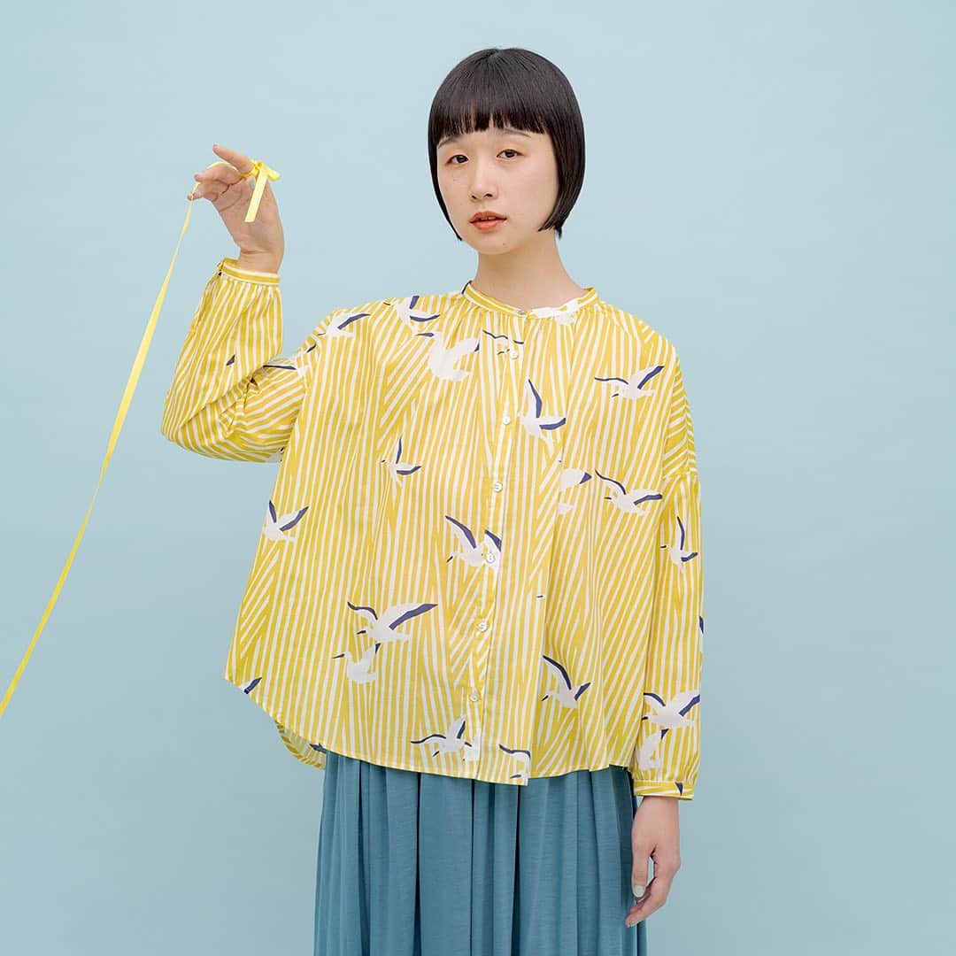 marbleSUD(マーブルシュッド) のインスタグラム：「待望のコウノトリシリーズ第2弾が本日入荷いたしました。LOOK BOOKの表紙に登場しているワンピースと、今すぐ楽しめる長袖のシャツ！ カットソータイプと合わせて全部で5型！お気に入りの1枚を見つけてくださいね。」