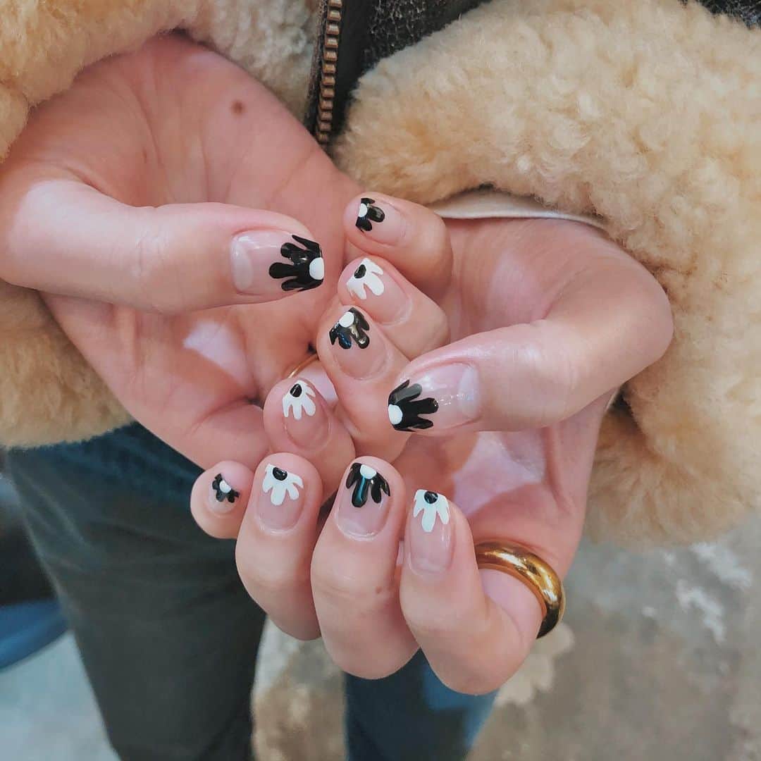 のインスタグラム：「お花なデザインにしてもらいました🌼  #nail #花ネイル」
