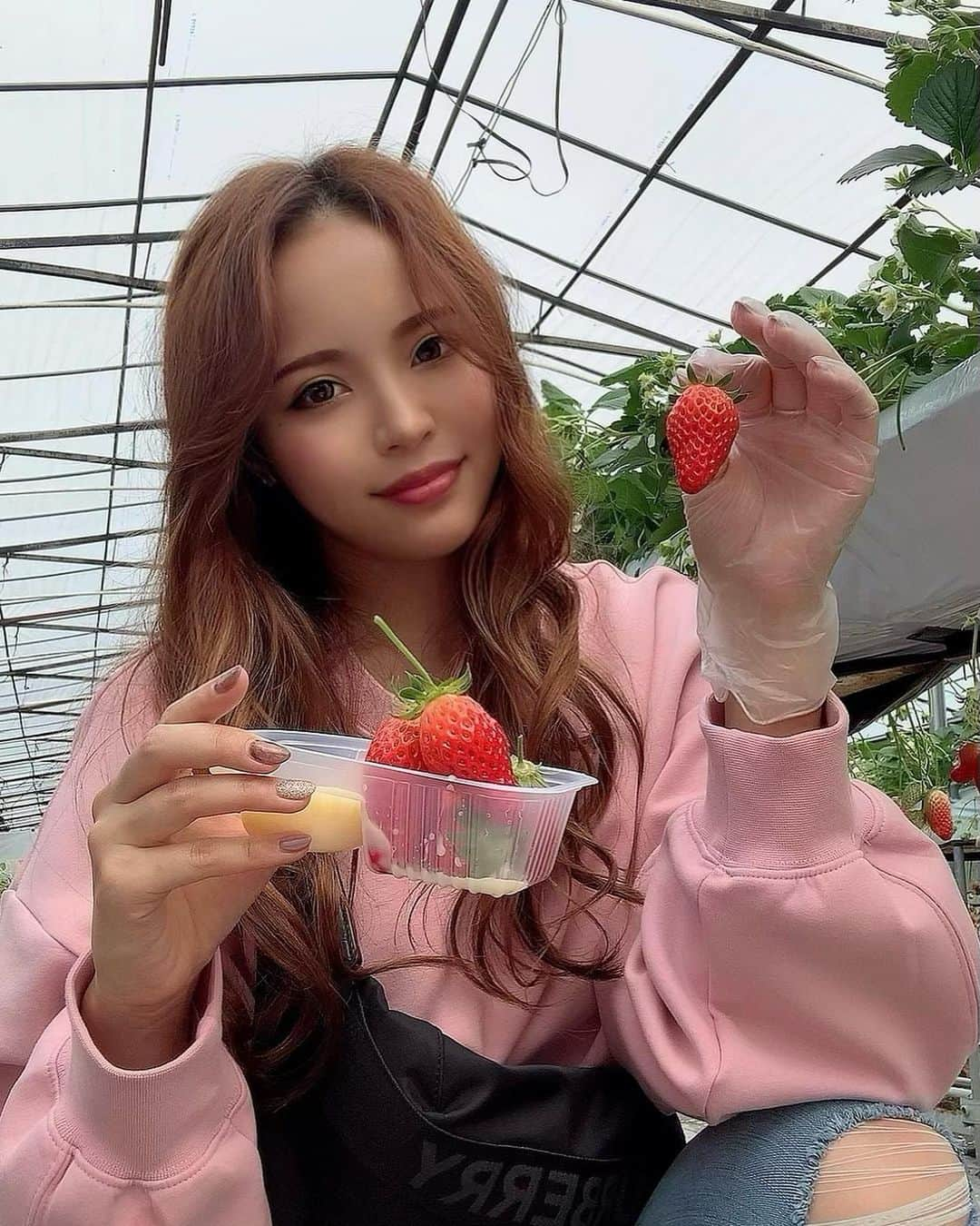 DJ NANAのインスタグラム：「今年もいちご狩り行けた🍓  今年はいろんなフルーツ 摘みに行きたい🍇🍊🍑  #南知多 #花広場 #あきひめ #いちご #2年連続 #お腹いっぱい #みずっぱら  #おいしい #貸切 #平日万歳」