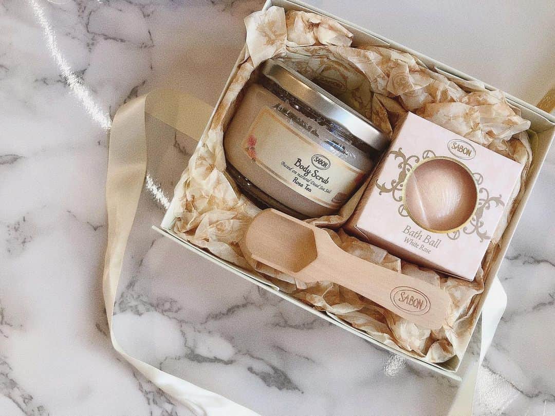 yuu__aaaのインスタグラム：「. . いつも愛用させていただいている @sabon_japan  さんの 限定Collectionげっと❤︎ . .  2月19日まで名古屋タカシマヤで限定コレクションのポップアップやってるよ👼🏻❤︎ . . #sabon #サボン#スクラブ#スキンケア#美肌#rose #美肌ケア #自分磨き #美容 #美脚」