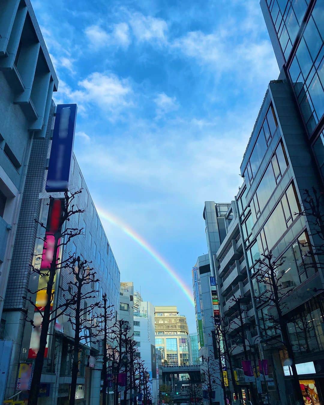 伊万里有のインスタグラム：「昨日渋谷に掛かった虹が感動するくらい綺麗だった。 早く晴れ渡りますように。  #rainbow  #渋谷」