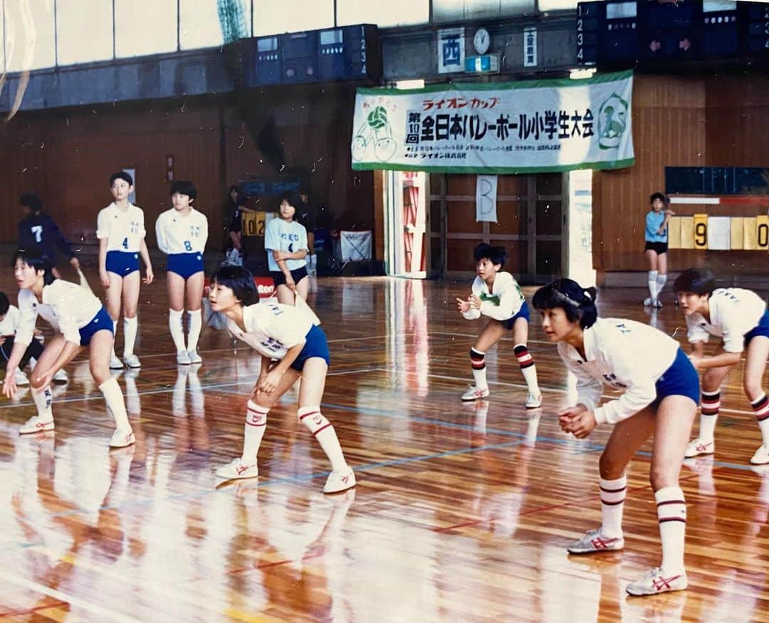 佐野優子のインスタグラム：「. 写真の整理してたら懐かしい写真が◟̆◞̆ ❁ . バレー ボール始めて2年目ぐらいかな？ . ボールが顔に当たってしまいそうな構え方してる😂 . #懐かしい写真 #バレー少女」