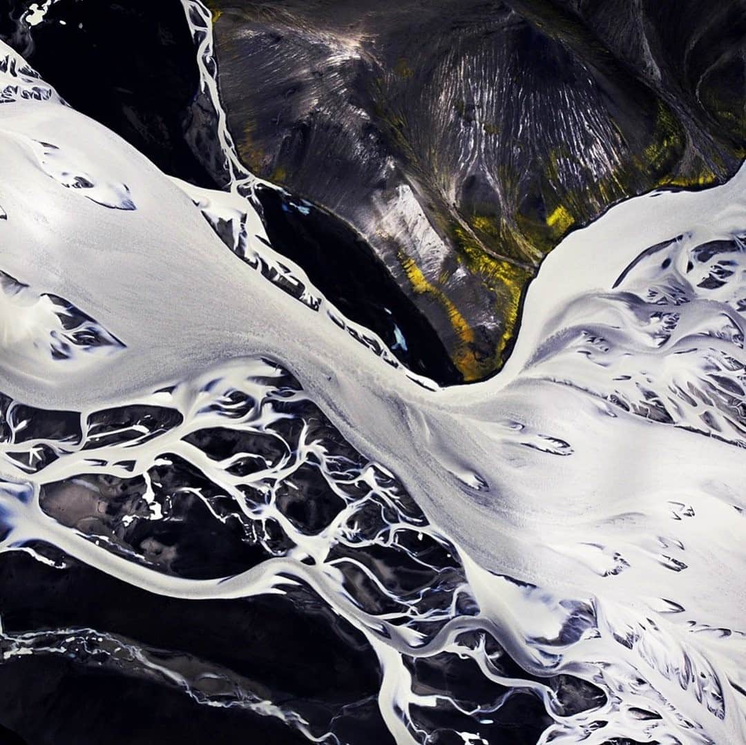 のインスタグラム：「Photo by @mattiasklumofficial / Rivers in Landmannalaugar, Iceland. The sensation of looking at things and, in a way, losing the sense of scale is such a cool feeling. I can be working from a helicopter and get into such a state of flow that I become sucked into the pattern hundreds of feet below. Love it! Go to @mattiasklumofficial to see other images from Iceland, as well as from other amazing realms. #landmannalaugar #iceland @alexandrovklumofficial」