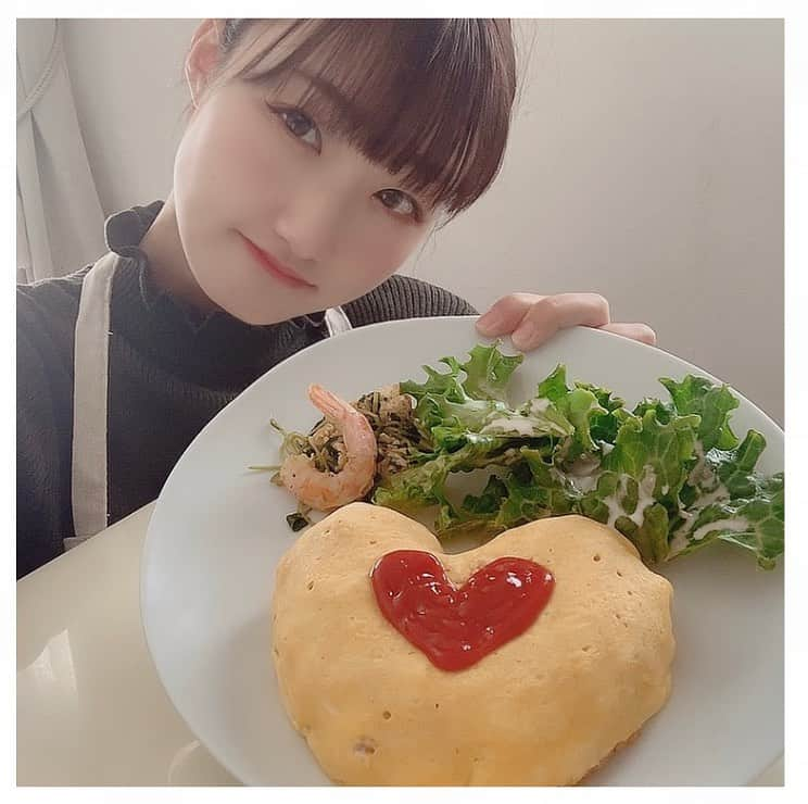 Dorothy Little Happyさんのインスタグラム写真 - (Dorothy Little HappyInstagram)「🍳✨🍳✨🍳✨🍳✨🍳✨🍳  この間バレンタインだったから、オムライス作っちゃった♡(照 遅くなっちゃってごめんね？  食べてくれるかな？  🍳✨🍳✨🍳✨🍳✨🍳✨🍳  rina's cooking!! オムライスの作り方🍳 1人前  〈材料〉 ・玉ねぎ 1/8個 ・ピーマン 1/4個 ・ソーセージ2本 ・有塩バター5g ・ケチャップ大さじ2 ・ごはん1膳 ・★塩コショウ少々 ・★卵2個 ・★牛乳大さじ1 ・サラダ油大さじ1  〈手順〉 1.★をボウルに入れて混ぜ合わせておきます。 2.玉ねぎ、ピーマンをみじん切り＆ソーセージは小口切りにします。 3.フライパン(中火)に、有塩バターを熱し2を加えて炒めます。 4.30秒ぐらい炒めたら、フライパンにご飯を入れてほぐしながら、ケチャップを入れてケチャップライスを作ります。 ※塩コショウなどを少々して味を整えてもOK！ 5.味が大体整ったらそのまま別皿に。 6.フライパンを綺麗に洗い、しっかり拭き取ります。 7.フライパンにサラダ油をいれて弱火～中火で少し熱し、★を一気に加えて手早く混ぜます。 ※フライパンを持ち上げて前後に動かすことも大事！ 8.いい感じの硬さと色に混ざったら、先程のケチャップライスの上にドン！ 9.最後に上からケチャップで｢りなちー大好き｣と書いたら愛情たーーっぷりのオムライスの完成です✨  簡単でお腹も満たされるし、幸せな気持ちになれるのでぜひ真似してみてくださいね🤍  #dorothylittlehappy #オムライス #手料理 #料理女子 #簡単レシピ #バレンタイン手作り   里菜☺️」2月16日 12時37分 - dorothy_little_happy