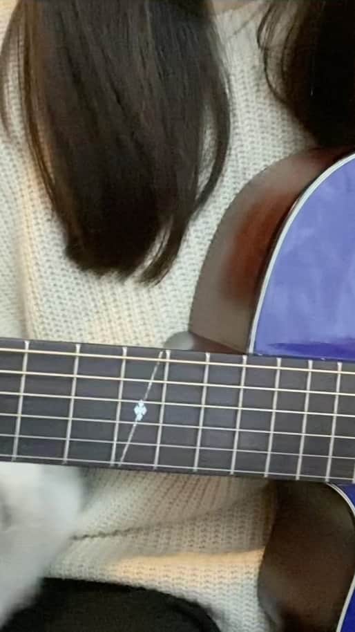 本郷柚巴のインスタグラム：「久しぶりの弾き語り🎸  高音難しかったけど いつか挑戦したいなと思っていた曲です。  この曲弾いて欲しいなどあれば ぜひdmで教えてください☺️」