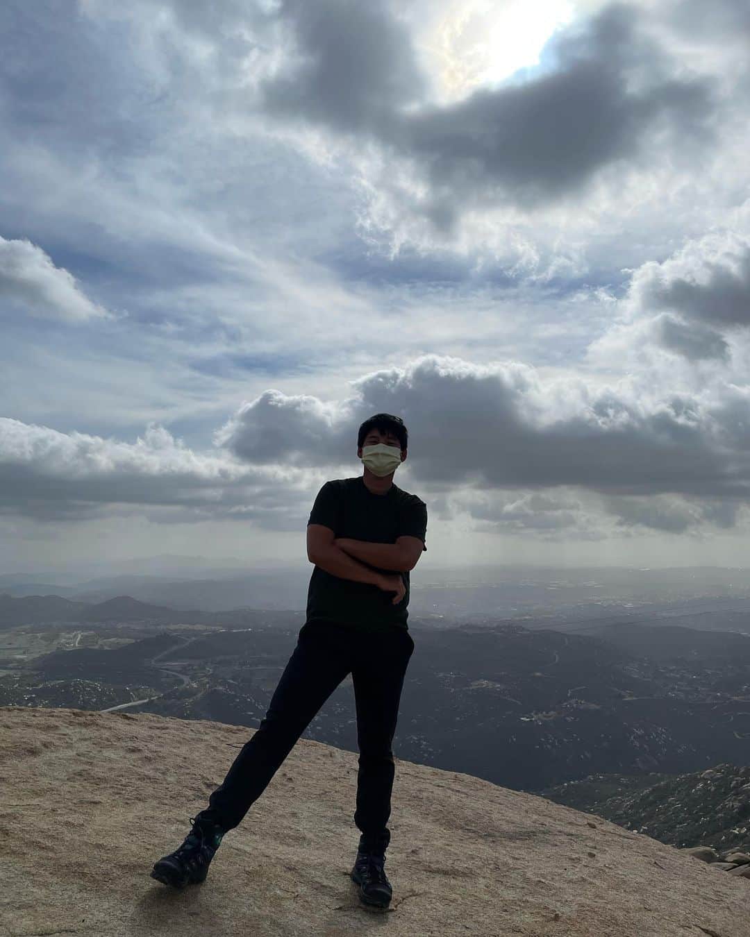 ヤニ・ツェンさんのインスタグラム写真 - (ヤニ・ツェンInstagram)「我愛山，享受爬山。山裡有總說不上來的平靜，和被保護擁抱的感覺。⛰️   #lovehiking #sandiego」2月16日 12時43分 - yanitseng