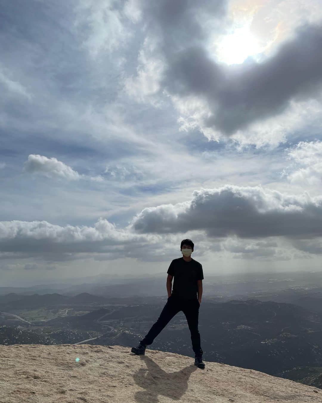 ヤニ・ツェンさんのインスタグラム写真 - (ヤニ・ツェンInstagram)「我愛山，享受爬山。山裡有總說不上來的平靜，和被保護擁抱的感覺。⛰️   #lovehiking #sandiego」2月16日 12時43分 - yanitseng