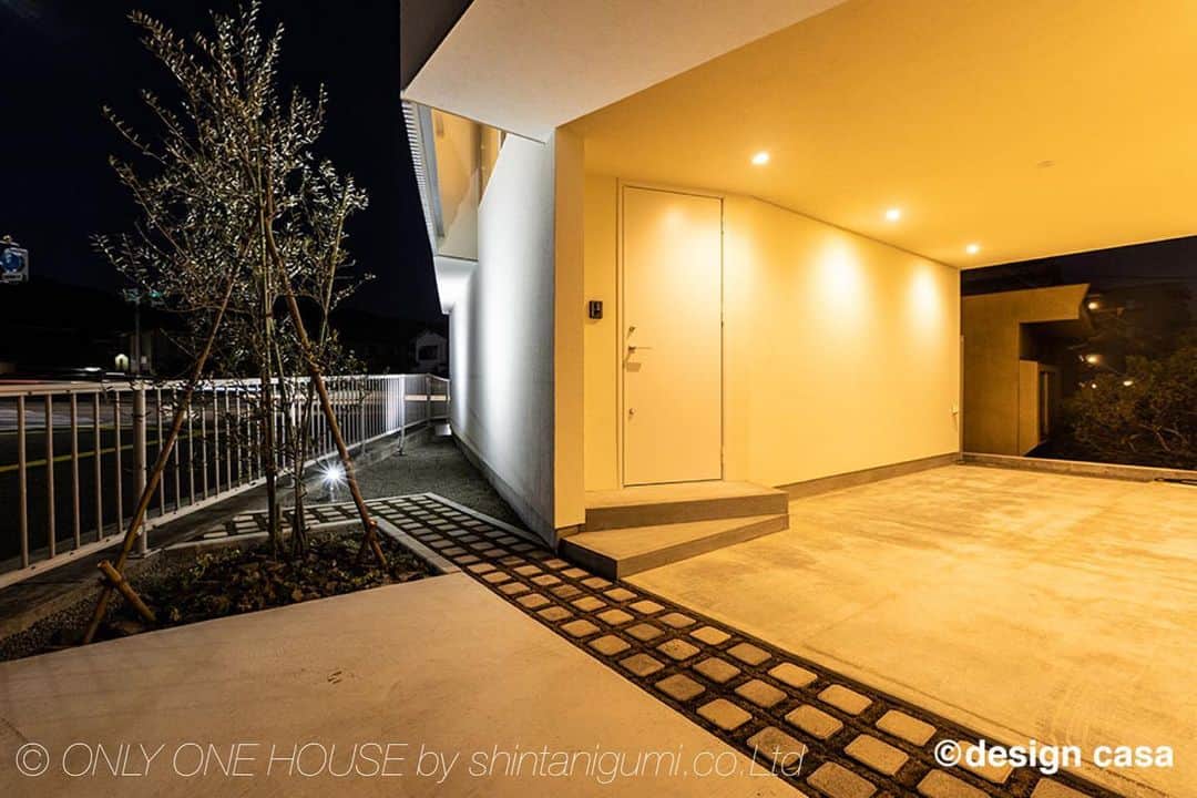 ONLY ONE HOUSE 株式会社 新谷組のインスタグラム：「* #インナーガレージのある家  インナーガレージ部分と玄関を共用できる 大きく通り抜けのできるスペース 雨に打たれる事なく、車に乗り降り可能で便利です🙌🏻  休日は天候を気にする事なくBBQも出来ます🍖  more phots▶︎ @shintanigumi.co.ltd   インスタ毎日更新中🌐 いいね！&フォローよろしくお願いします🌿  --------------------------------------  新谷組は土地探しから 設計施工管理の全てを 弊社で担う事ができます！  大工工務店だからこそ出来る 枠にとらわれない自由な発想で お客様のお家づくりを 全力でサポートいたします💪🏻  お気軽にご相談ください☻  #ONLY_ONE_HOUSE by shintanigumi.co.Ltd  ✭ 本社𝕋𝔼𝕃  0770-78-1255 ✭ 事務所𝕋𝔼𝕃  0770-59-2552 ✭  𝔼 𝕞𝕒𝕚𝕝  shintanigumi@outlook.jp ✭ 新谷組𝙷𝙿 http://www.shintanigumi.jp  --------------------------------------  #新谷組 #施工事例 #オンリーワンハウス #おおい町 #舞鶴市 #高浜町 #小浜市 #敦賀市 #若狭町 #美浜町 #新築 #一戸建て #外構工事 #改修工事 #シンプルライフ #マイホーム #注文住宅 #デザイン住宅 #自由設計 #工務店 #家づくり #モデルハウス #玄関」