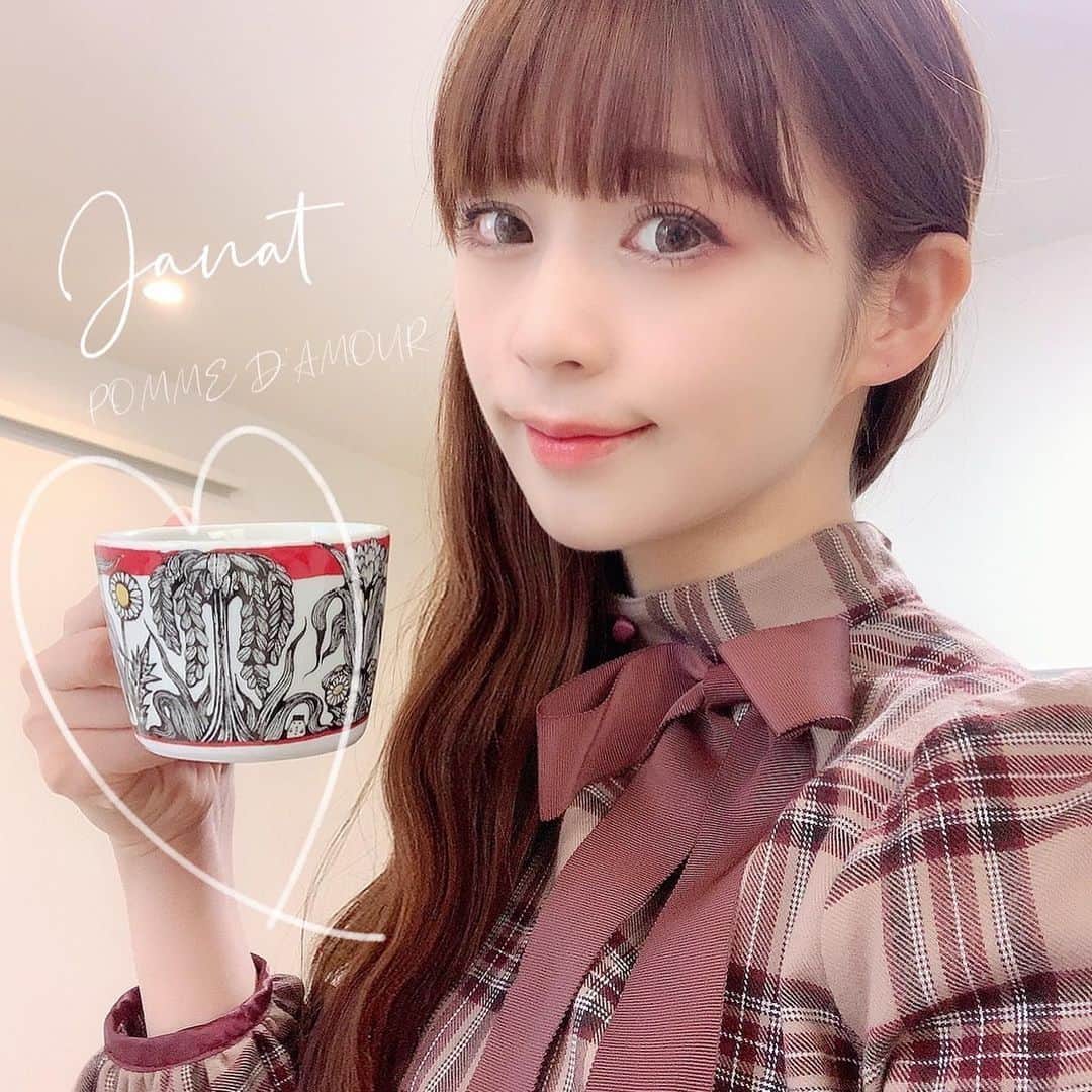 深澤翠さんのインスタグラム写真 - (深澤翠Instagram)「表参道のJanatカフェに行ってから おうちでも飲むようになりました♡  今日はりんごの紅茶 🍎POMME D'AMOUR🍎 甘い焼きリンゴみたいな香りで落ち着く♡  パッケージやギフトが パリや猫🐈‍⬛ちゃんいっぱいで好き♡  #janattea」2月16日 12時48分 - midorifukasawa