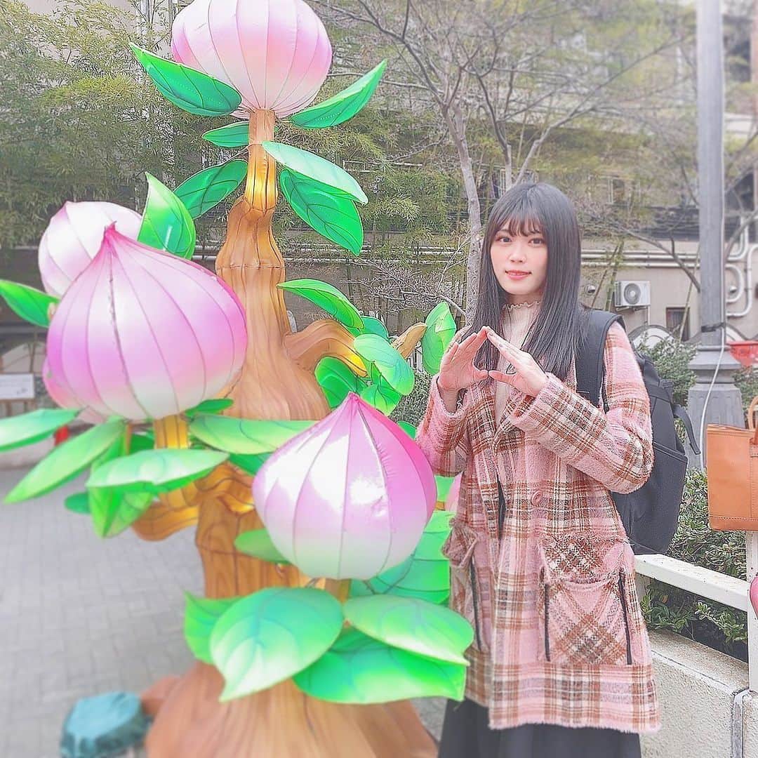 シュアン（施鈺萱）さんのインスタグラム写真 - (シュアン（施鈺萱）Instagram)「・ 第一次在春節的時候去 #橫濱中華街 很有過年氣氛🧨竟然還有小型燈節😳 很堅持的想讓pipi看一看這個燈節，還有她名字的桃子🍑燈飾🥰 感覺pipi也拍照拍的很開心☺️ 太好了❤️下次就帶她去台灣的看更厲害的☺️ ・ 初めて旧正月の時期に #横浜中華街 に行ってきた！ ランタンフェスティバルやってて、ぴぴに見せて欲しいなと思った🧨 楽しく写真撮りながら過ごした☺️二人とも写真撮るの好きだから☺️今度は台湾の本場のランタン祭りに連れてこうかな☺️ ・ #山下公園 #赤レンガ倉庫 #横浜 #ランタンフェスティバル #ランタン祭り #ランタン #中華街 #yokohama #japan」2月16日 12時58分 - ts_hsuan